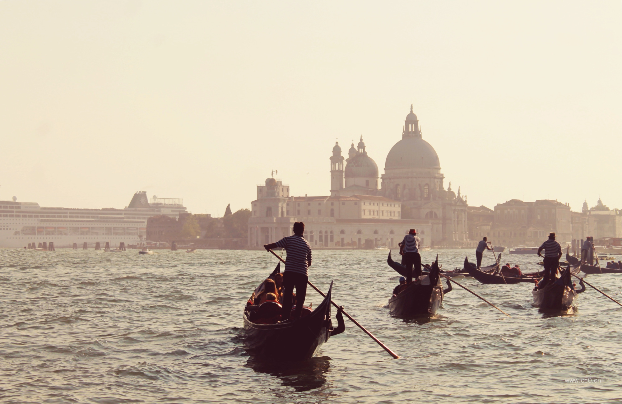 威尼斯划船的人物