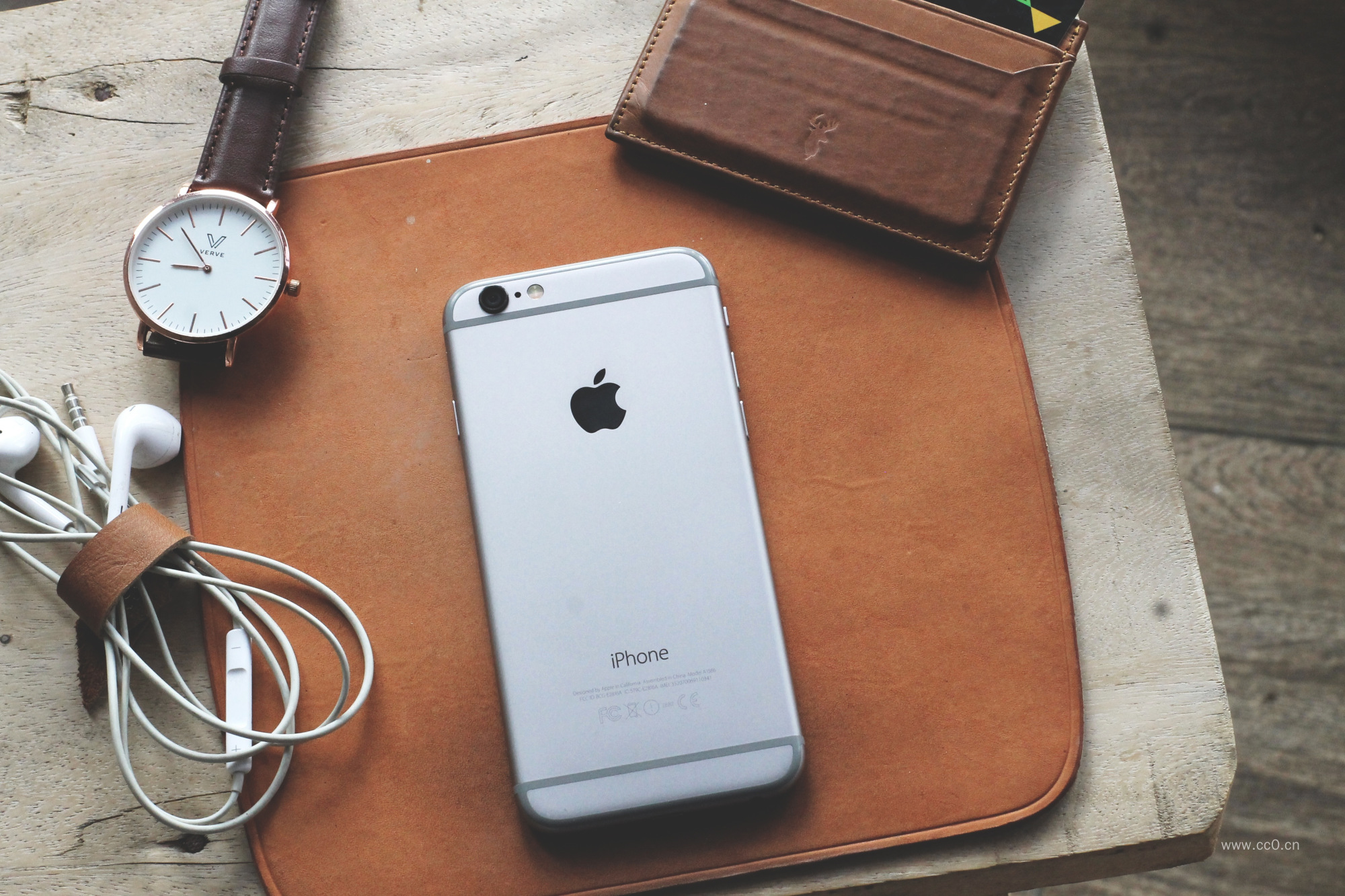 手机与腕表静物图片