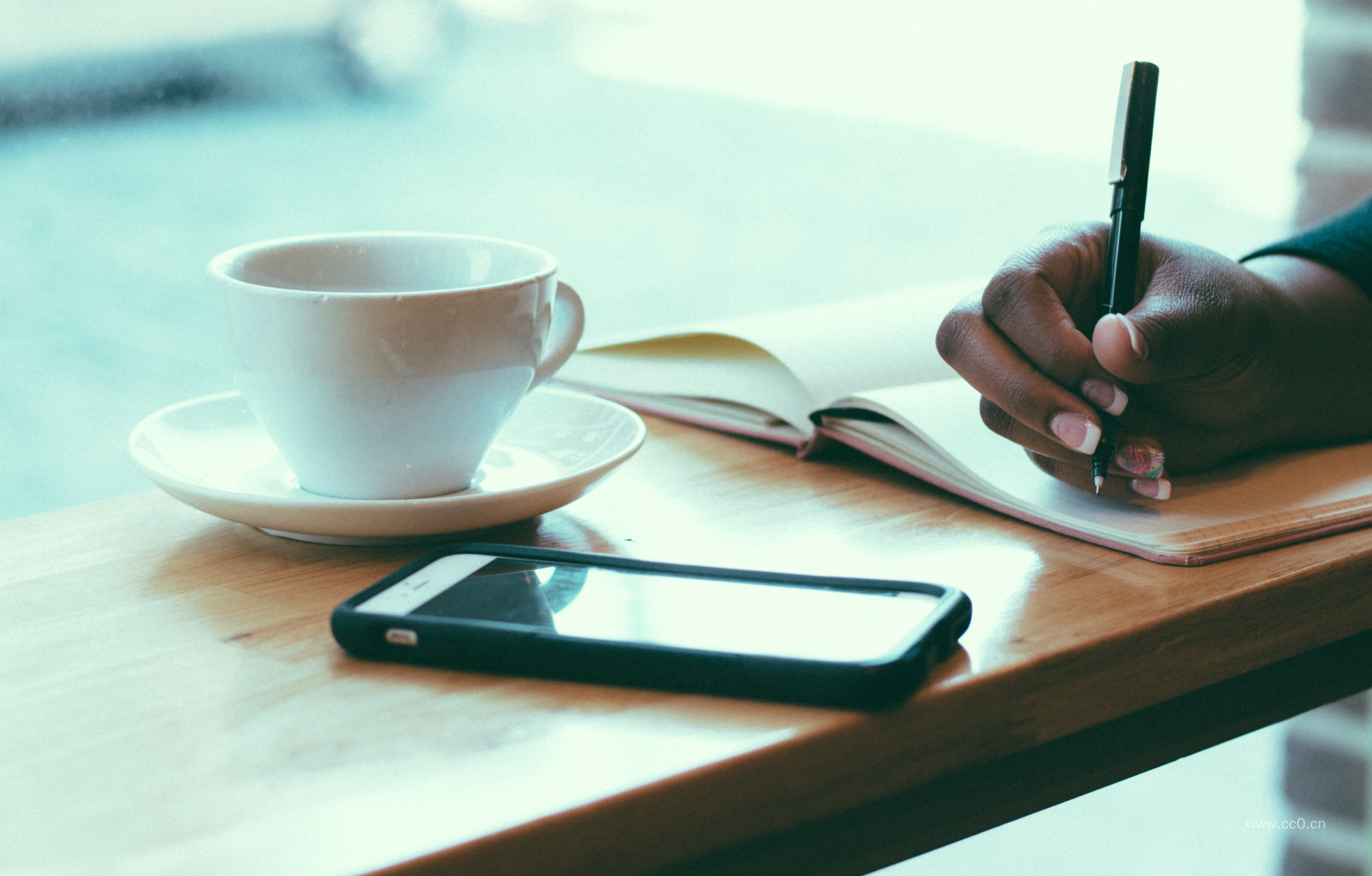 鞋子的手与咖啡杯图片