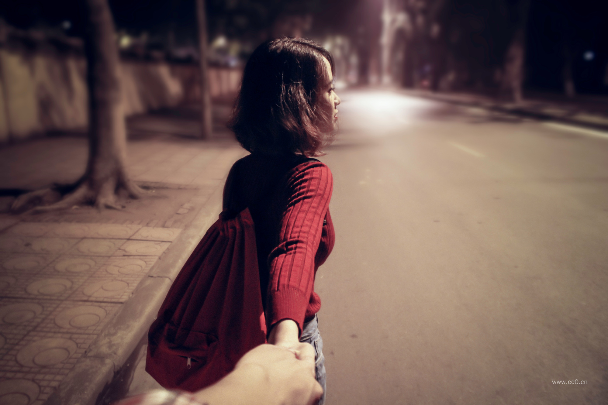 夜晚道路上牵手的女生人物