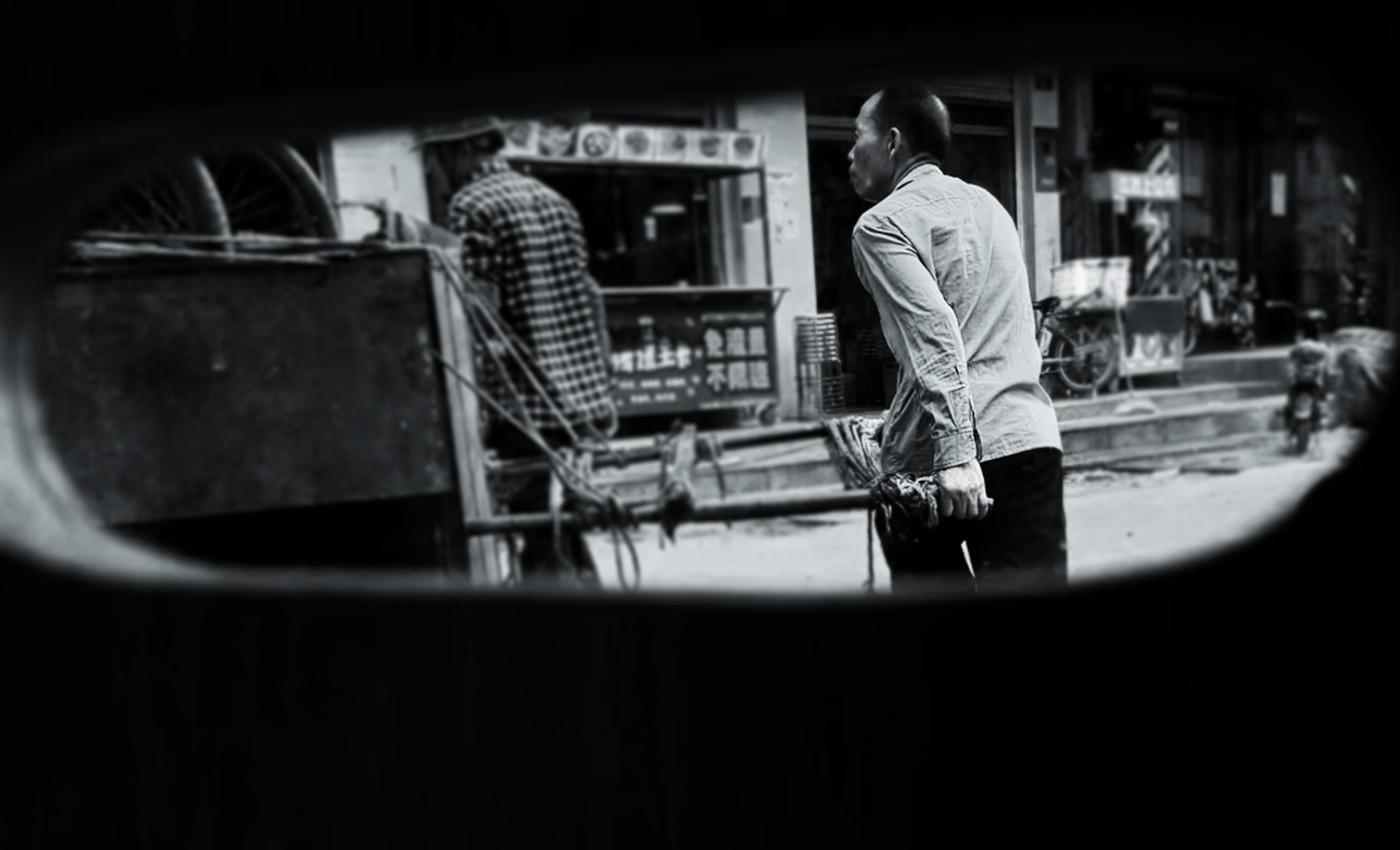 广东深圳市南山区南山村推着车的大爷