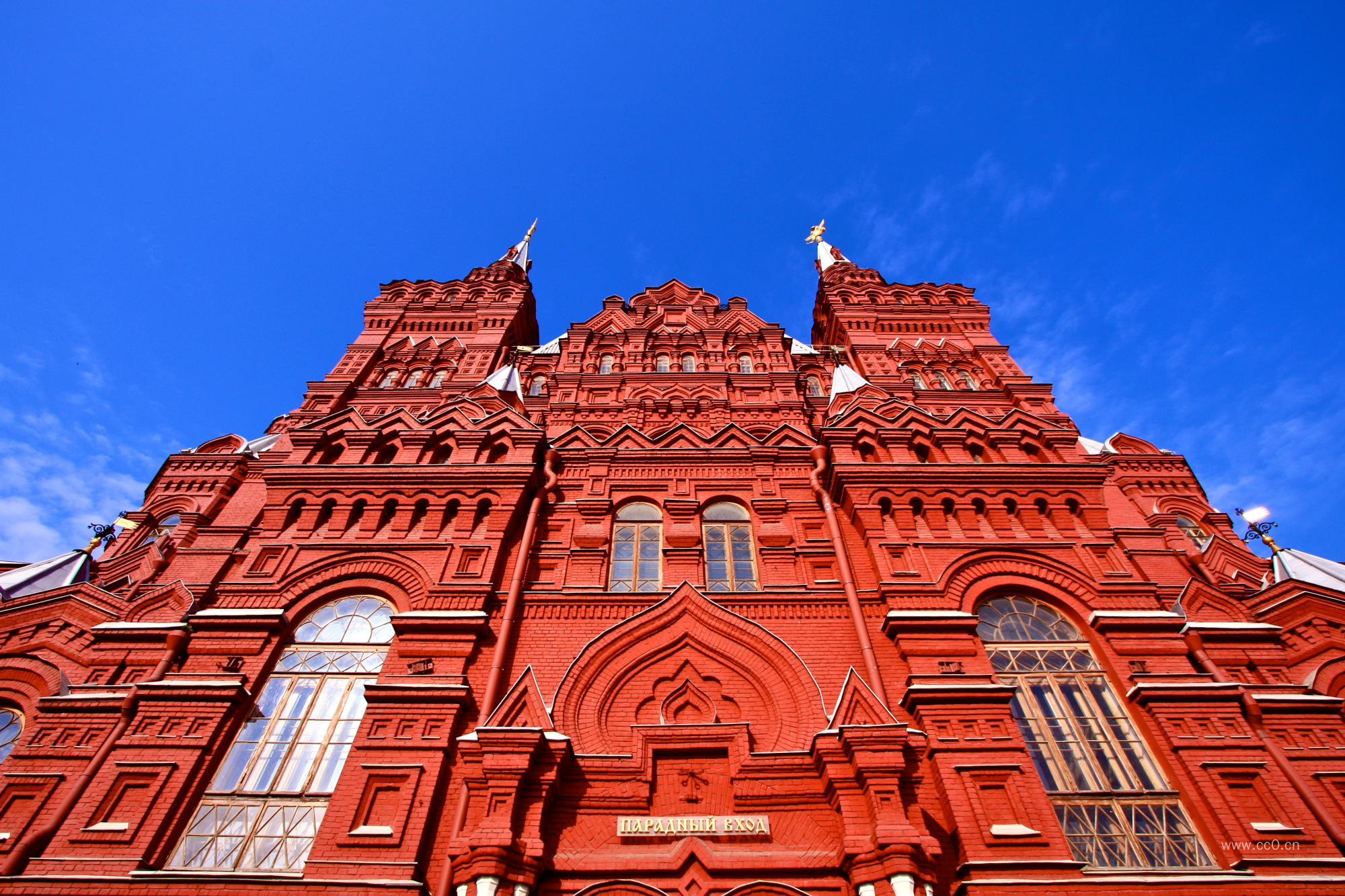 赤红色的教堂建筑外观