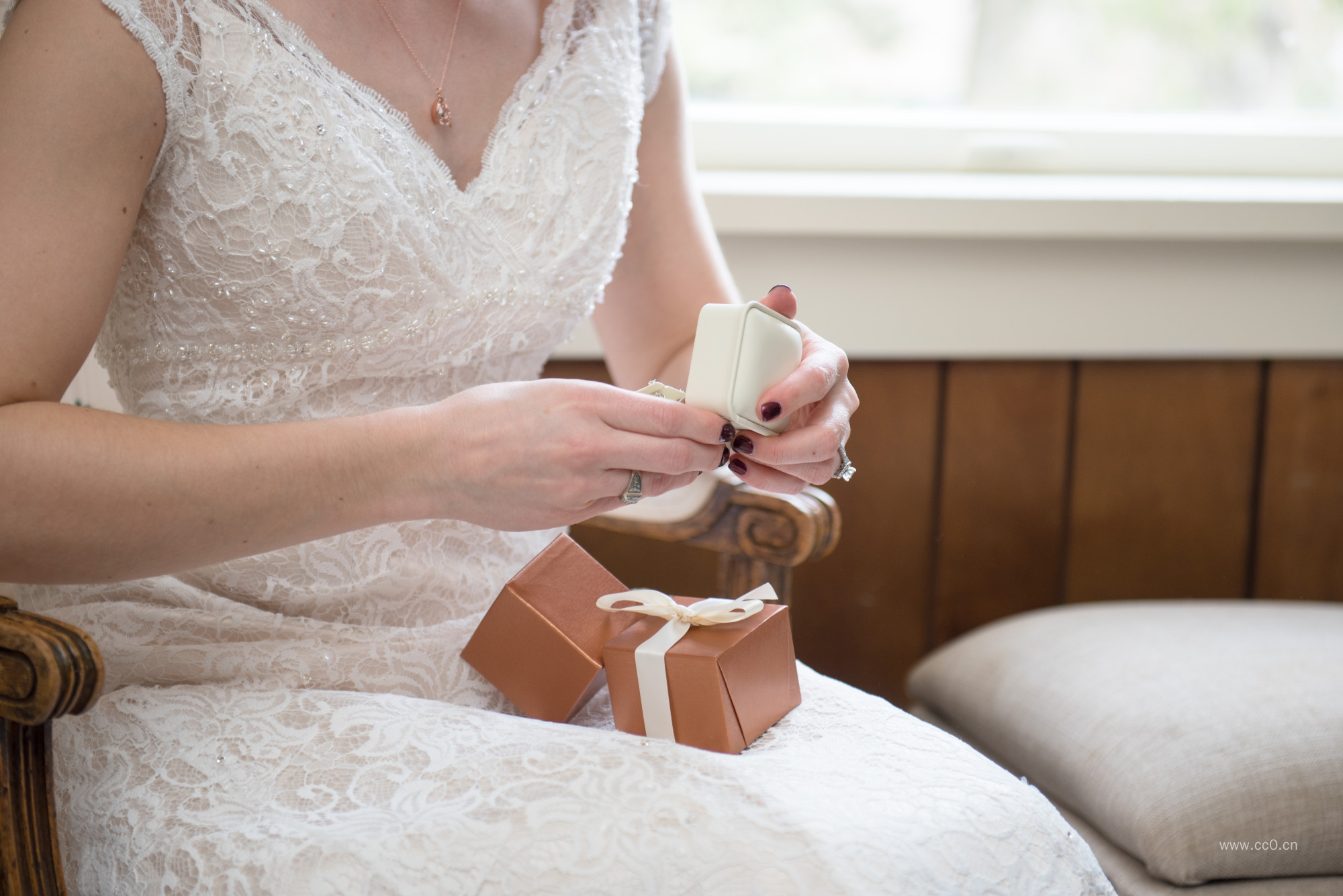 正在打开珠宝盒子的新娘