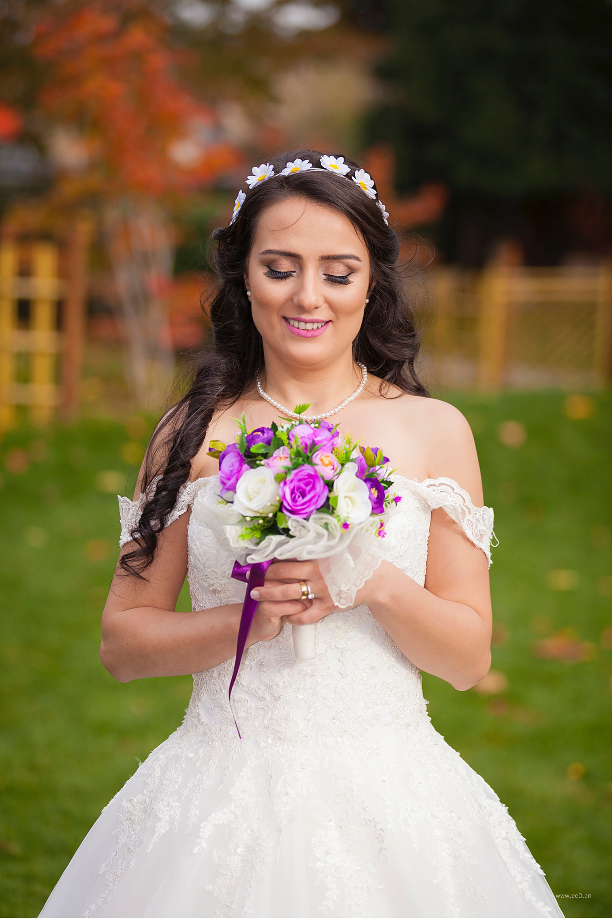 穿着婚纱手拿花束微笑的新娘人物