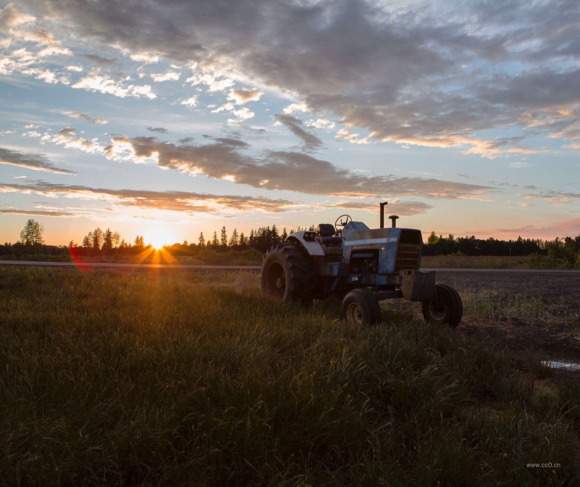 农场草地上的拖拉机