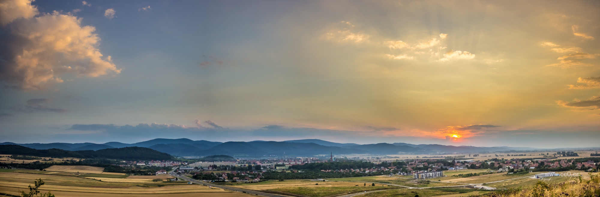 平川与山脉田园风景图片