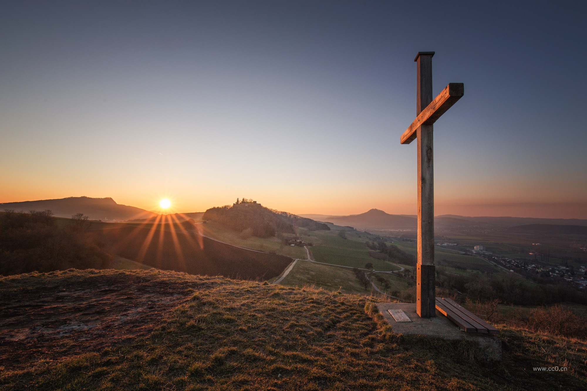 早晨的日出与山顶的十字架