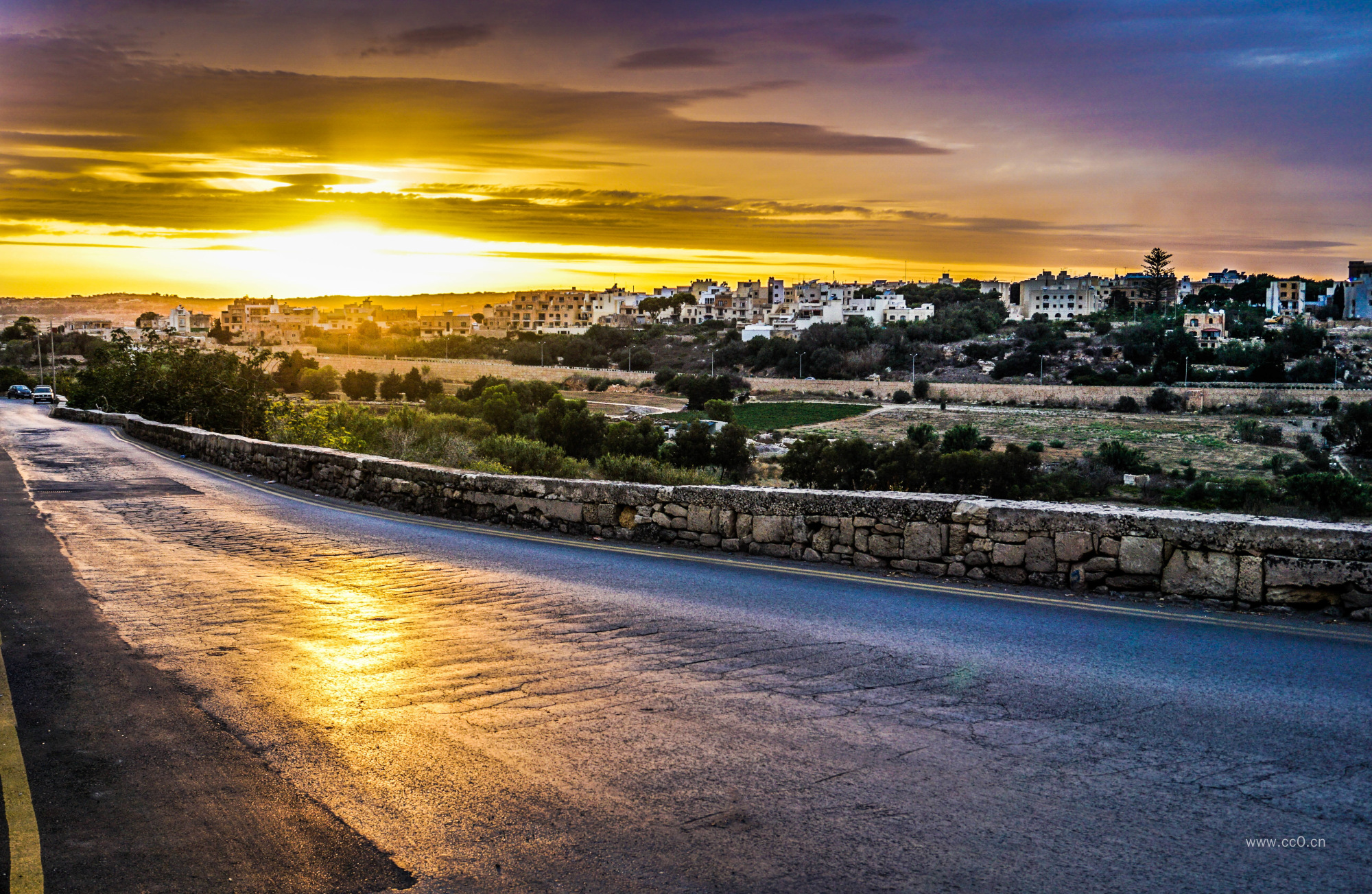 村庄的日出与公路图片