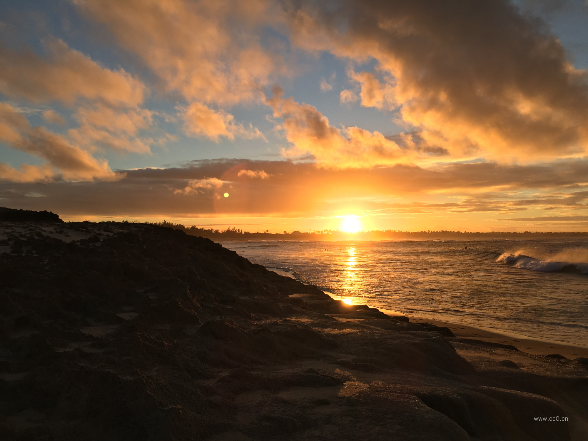 海上日出与云层积云图片