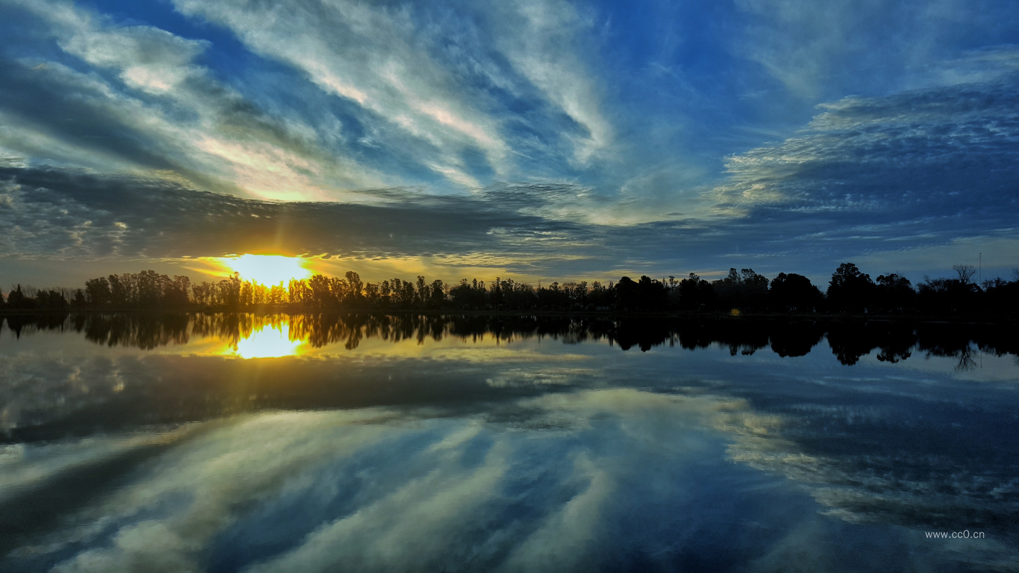 湖面的天空倒映与日出图片