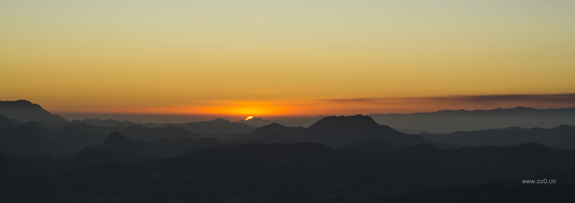 群山连绵与日出图片