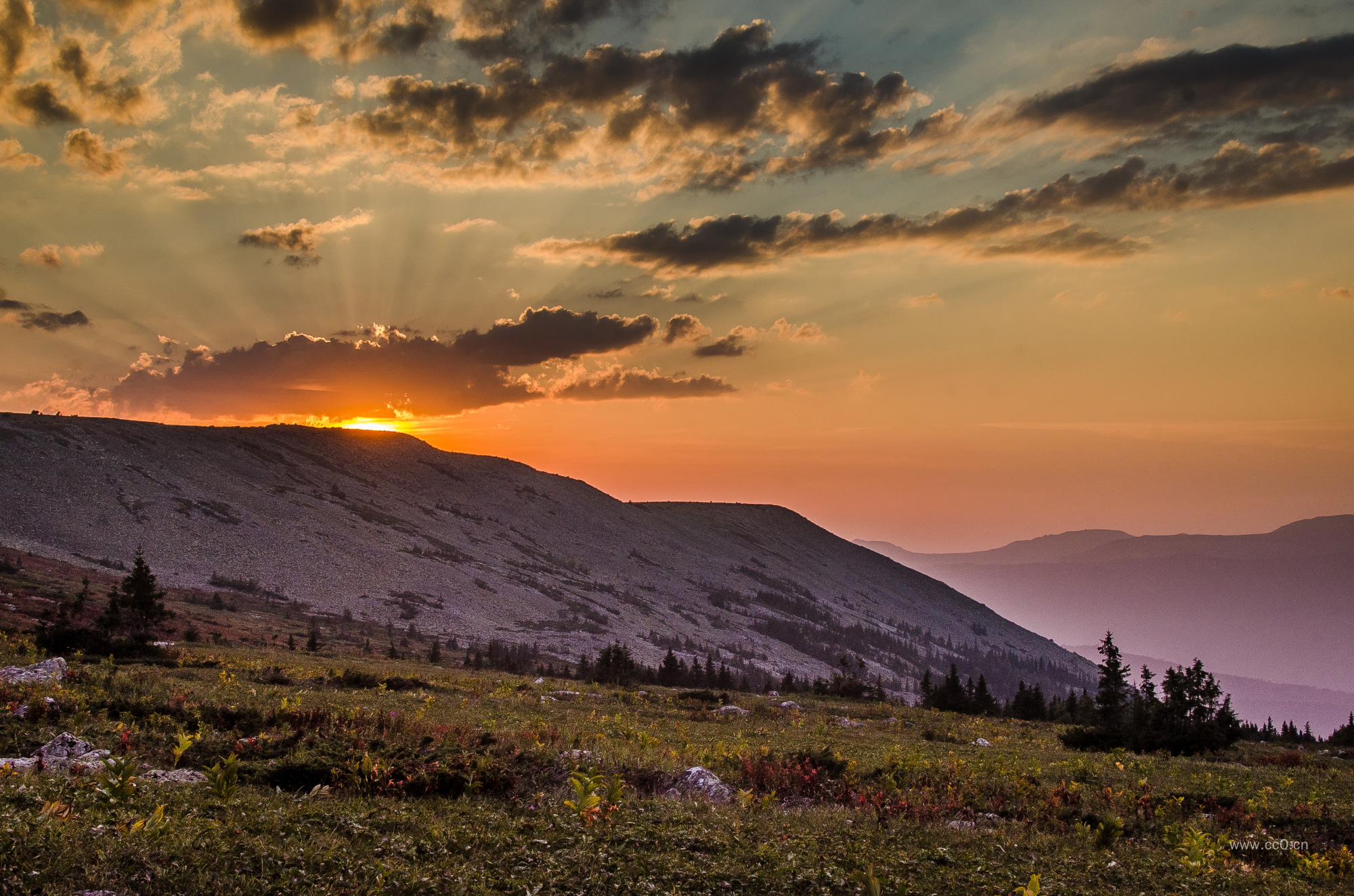 高山日出阳光图片