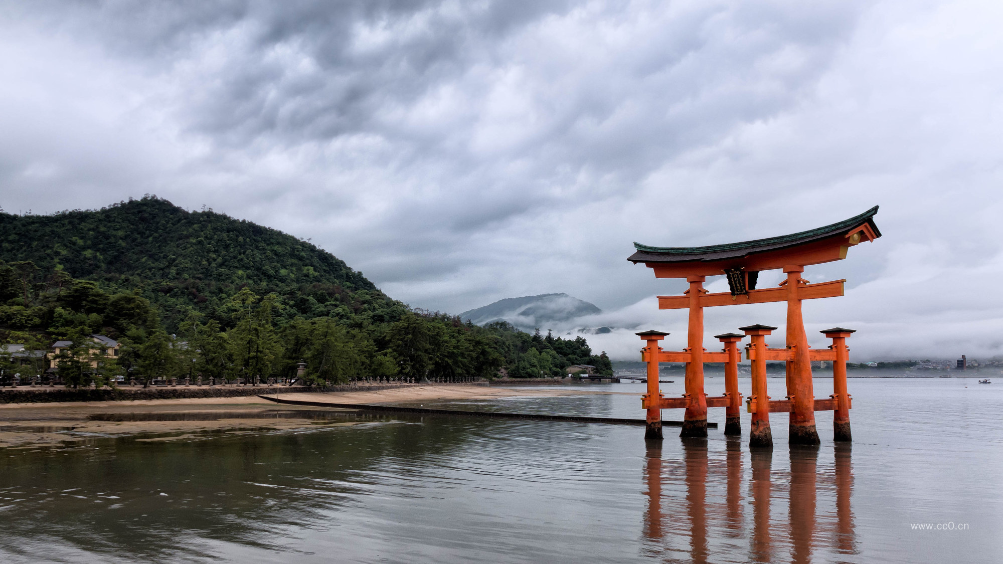 日本严岛神社水中的鸟居建筑图片