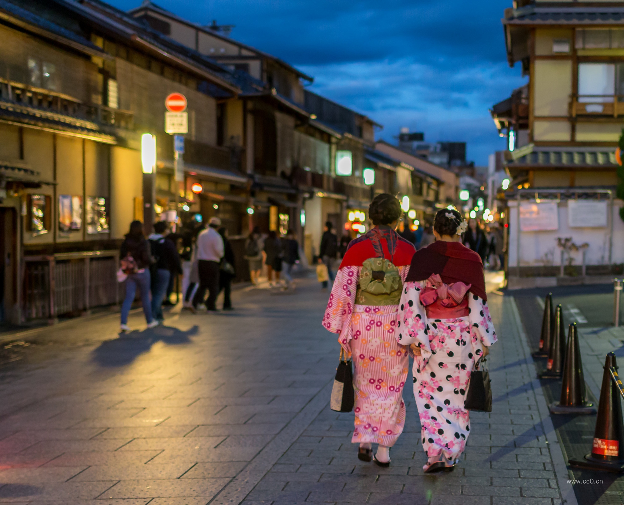 日本夜晚街道上的和服女人背影图片