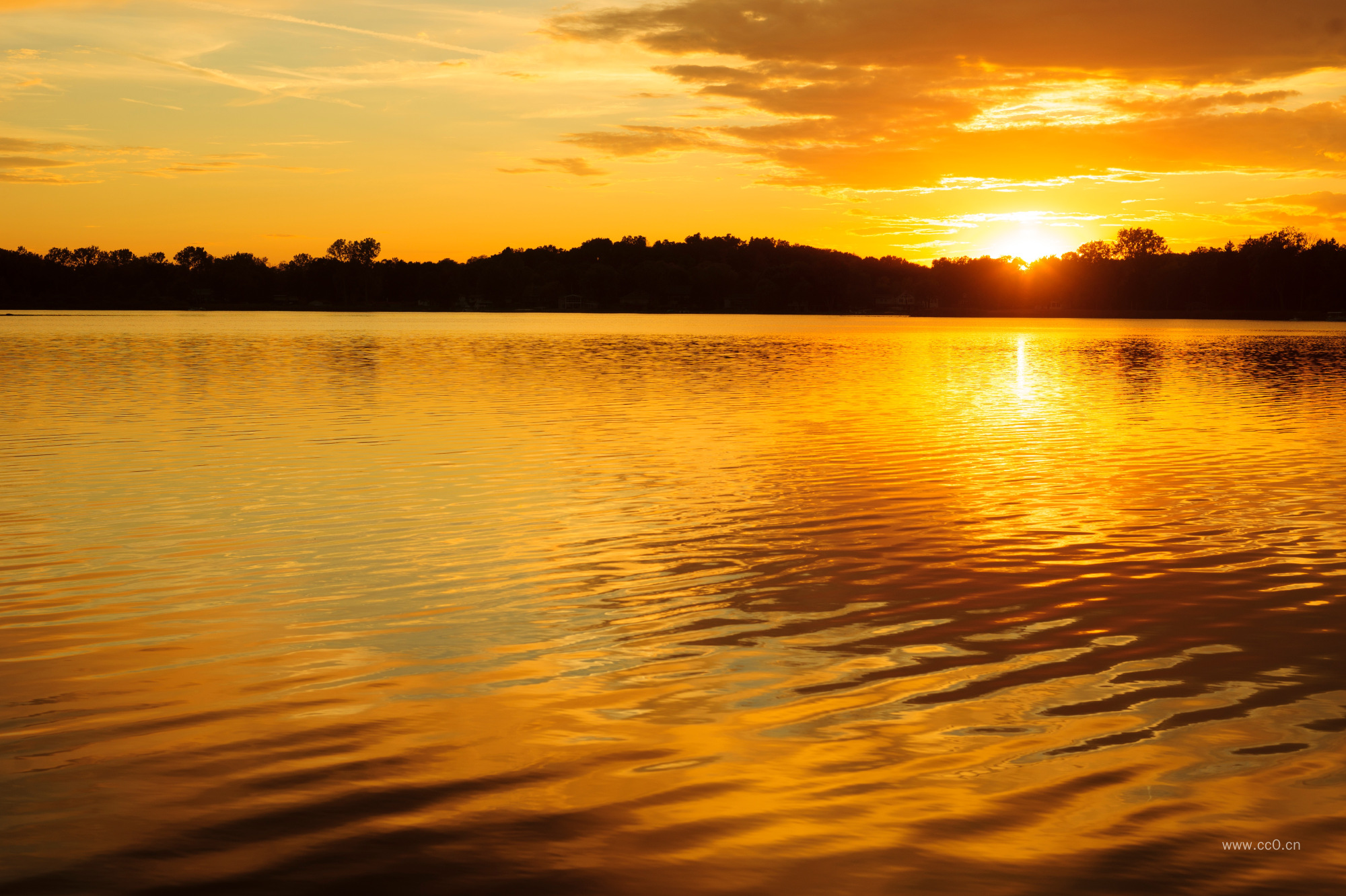 夕阳晚霞下的湖面