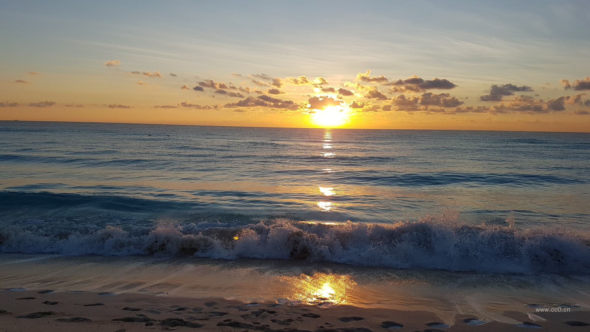 海上日落与海平面图片