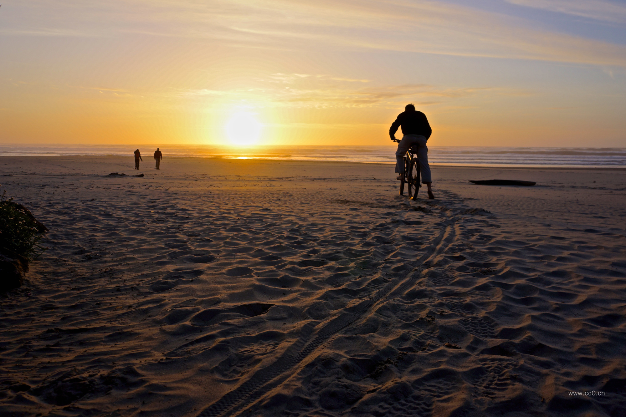 海上日落与海滩图片
