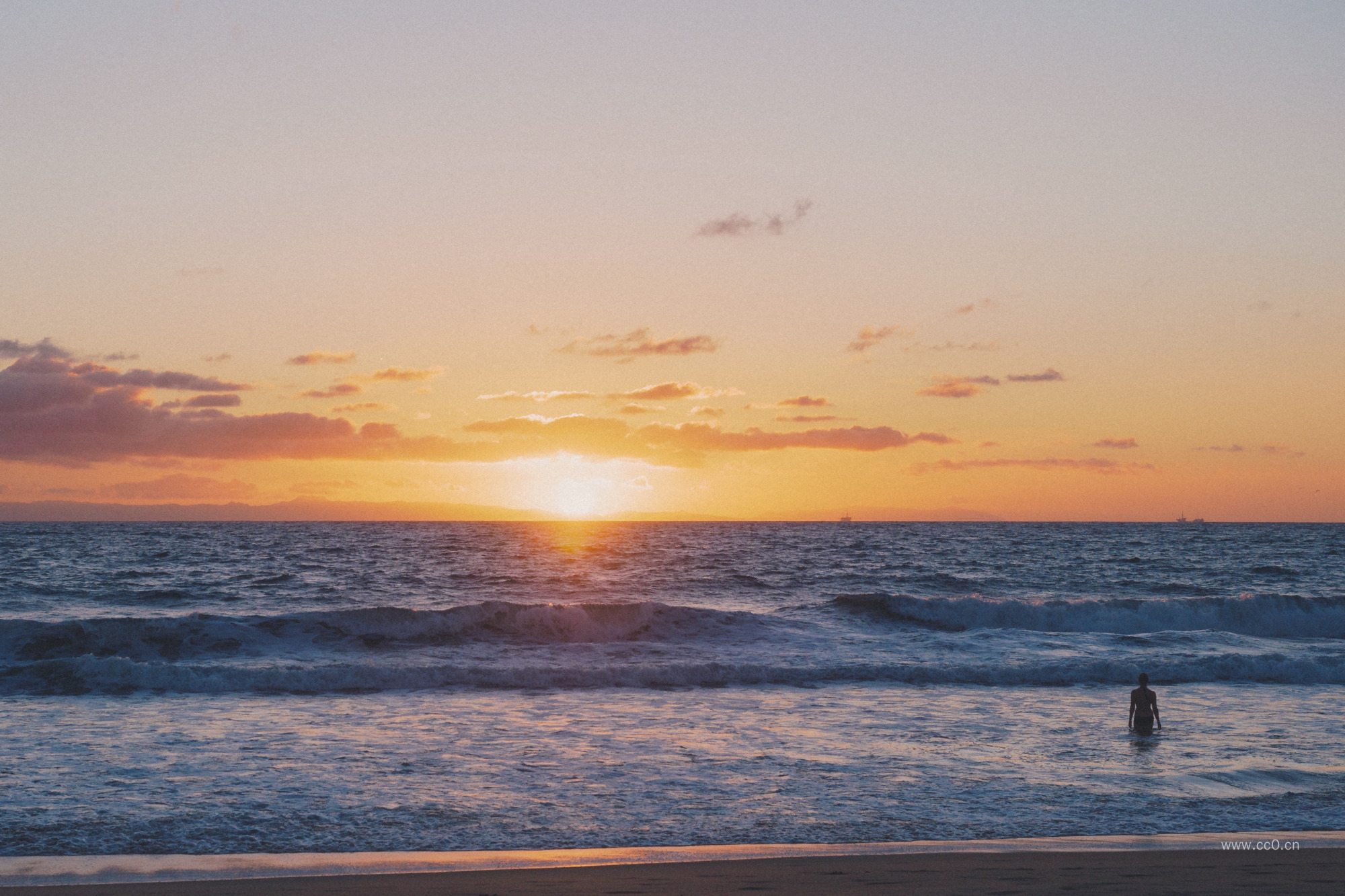 海平面的日落图片