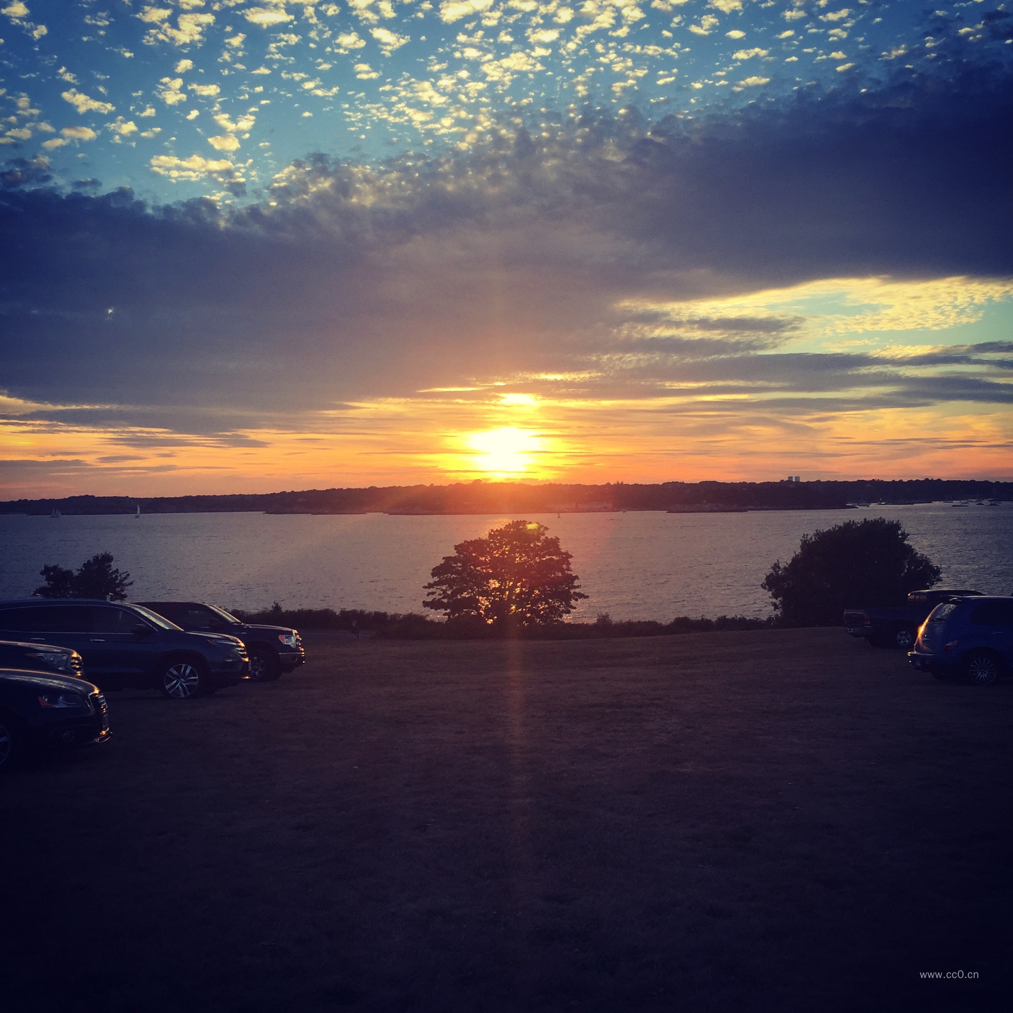 湖泊与日落阳光图片