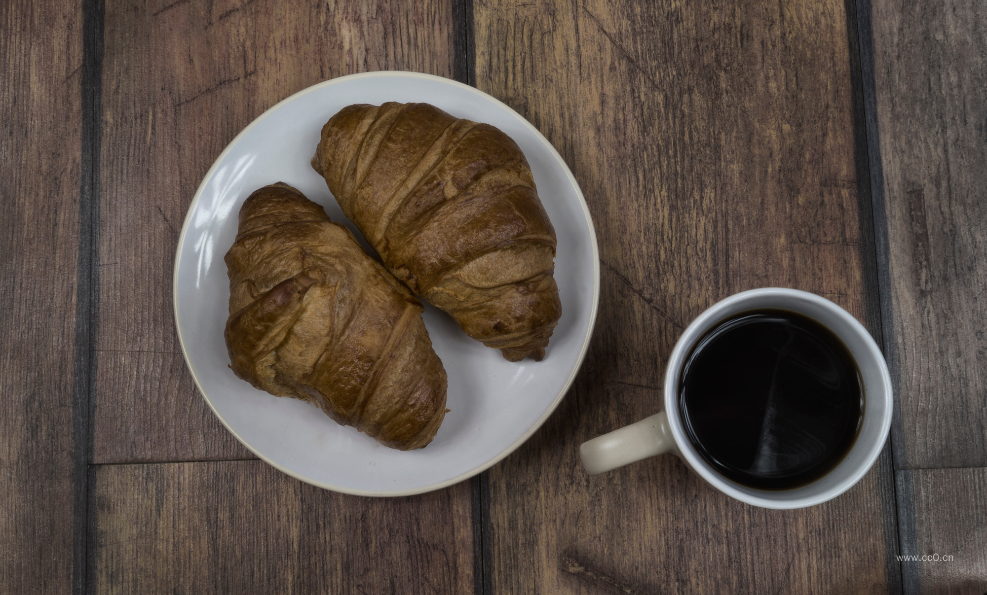 盘子里的面包与咖啡图片