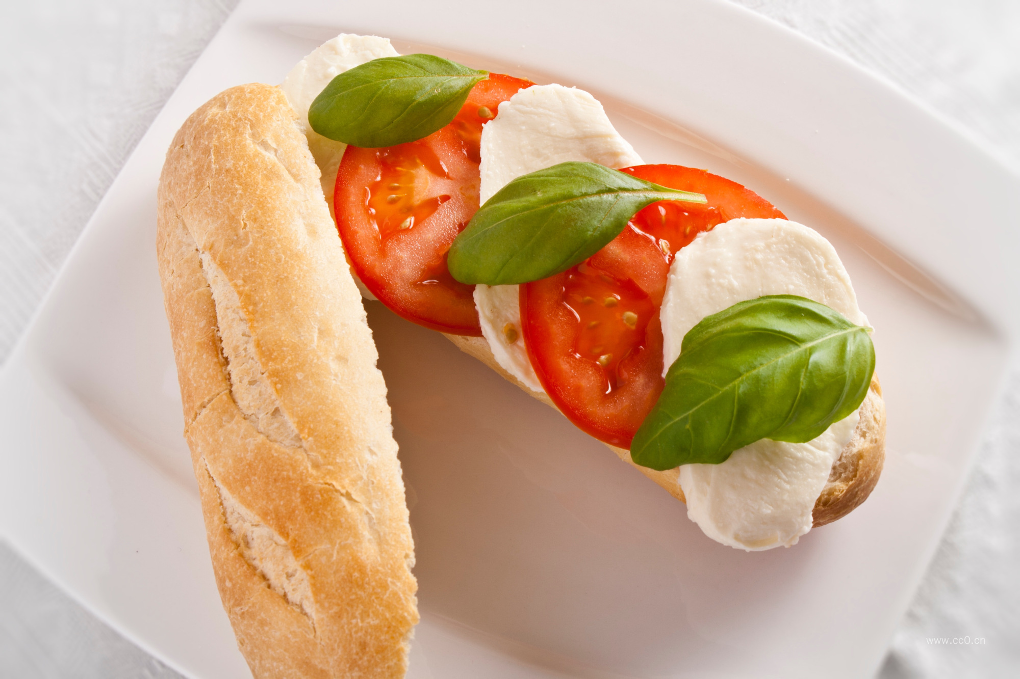 盘子里的面包美食图片