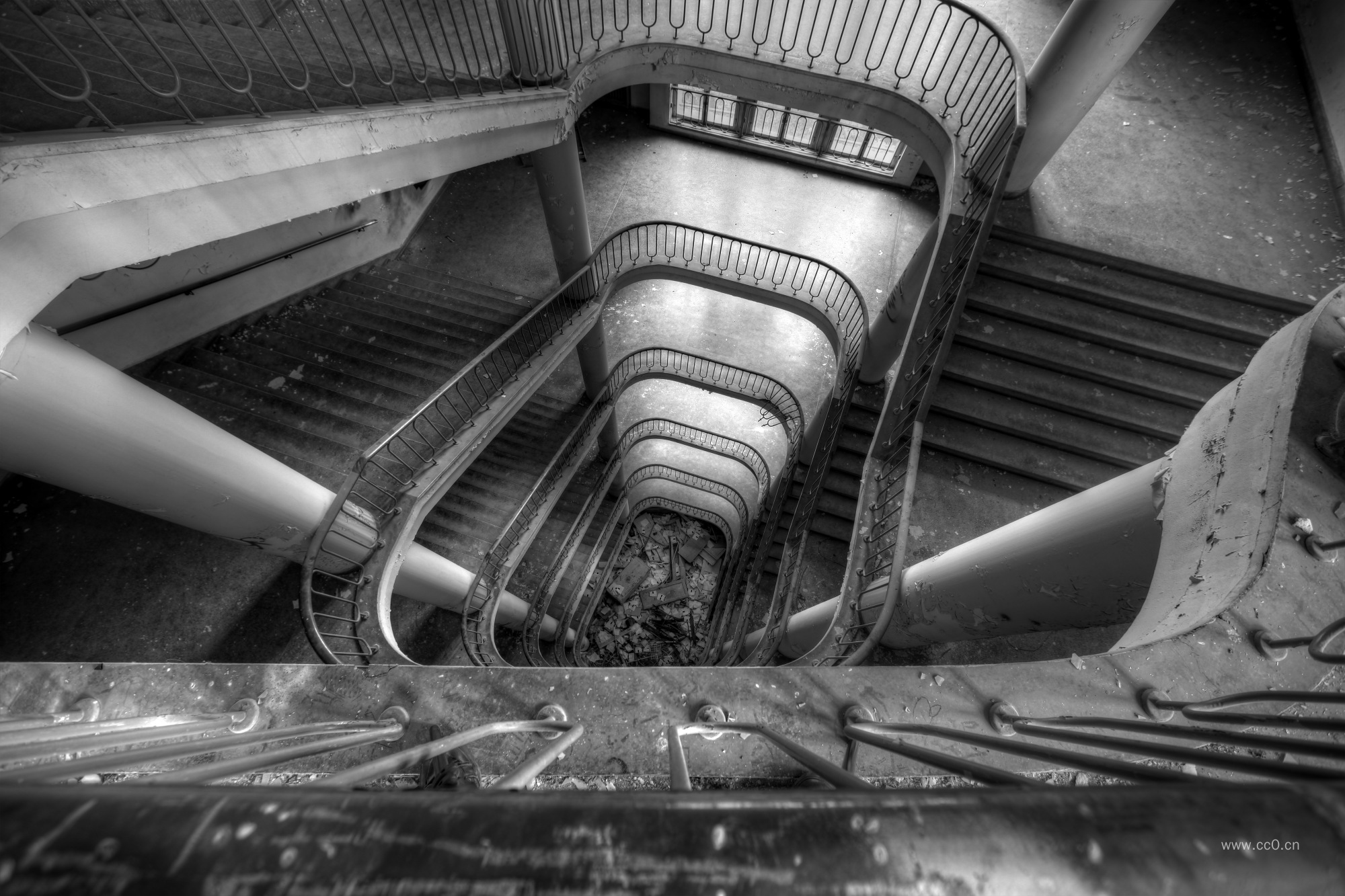 旋转楼梯黑白图片