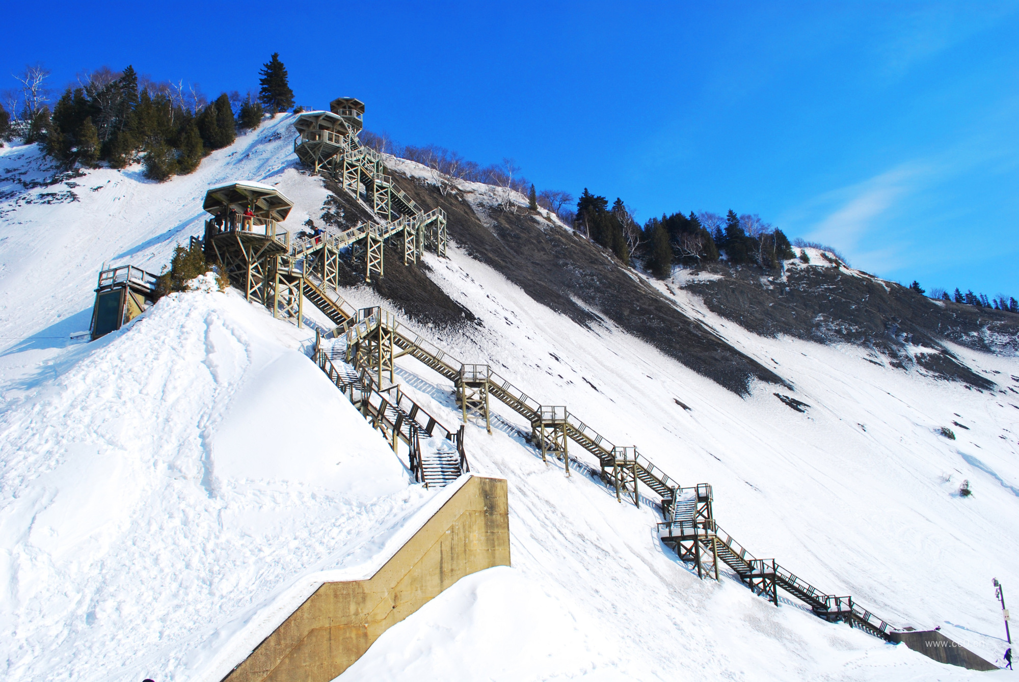 雪山上的木栈道与观景台图片