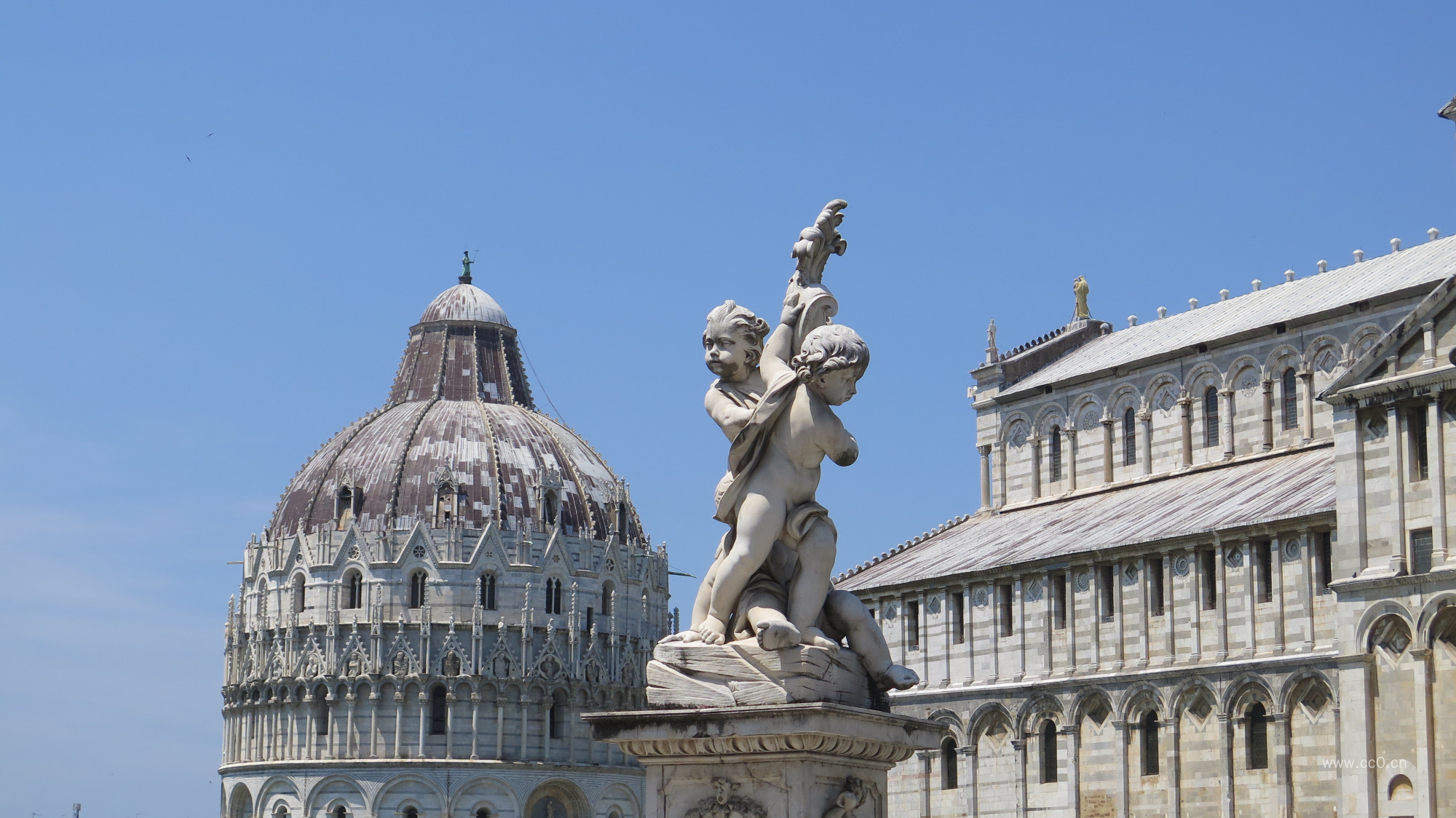 意大利比萨城大教堂的天使雕塑