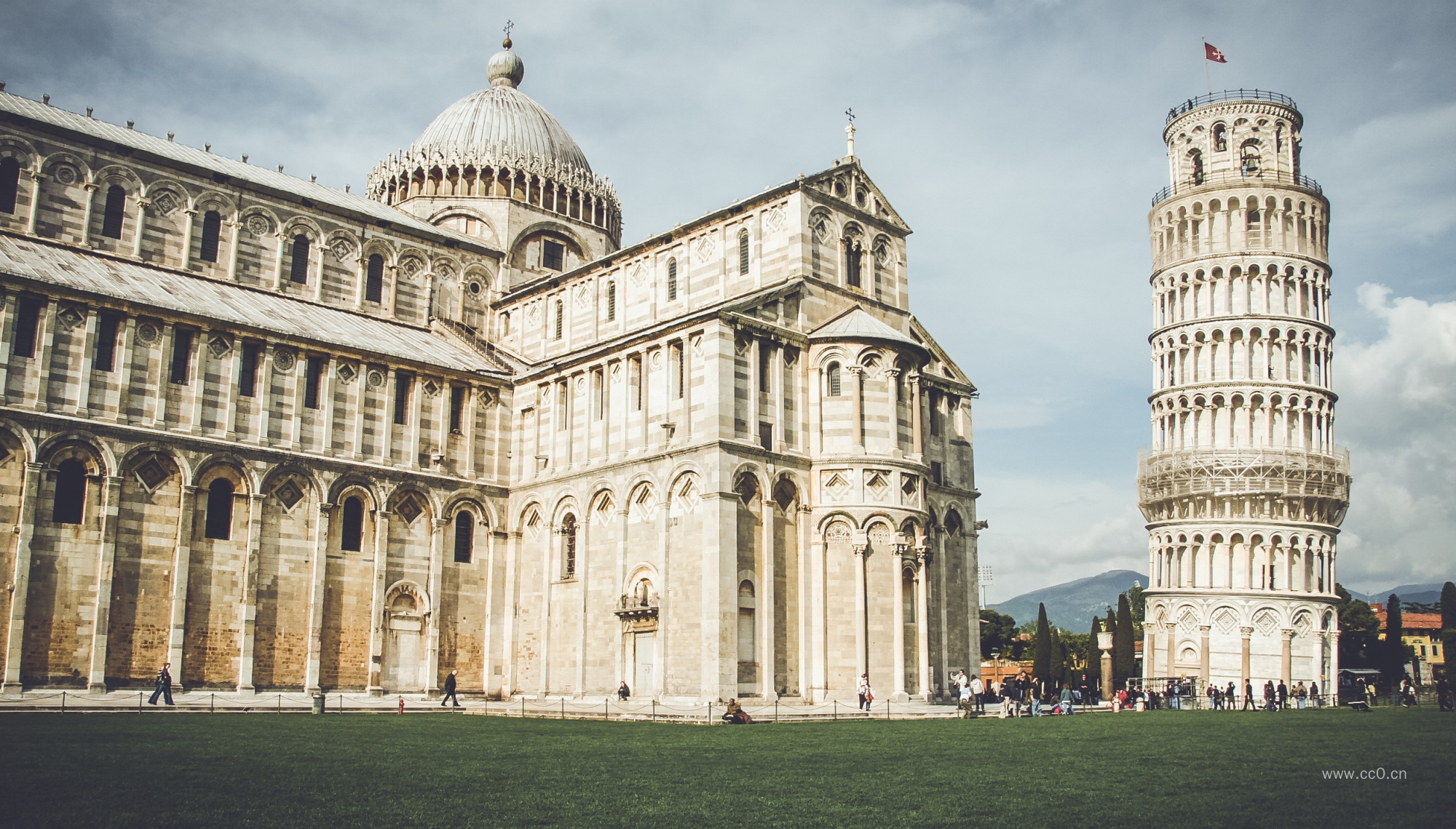 意大利比萨斜塔与教堂建筑图片