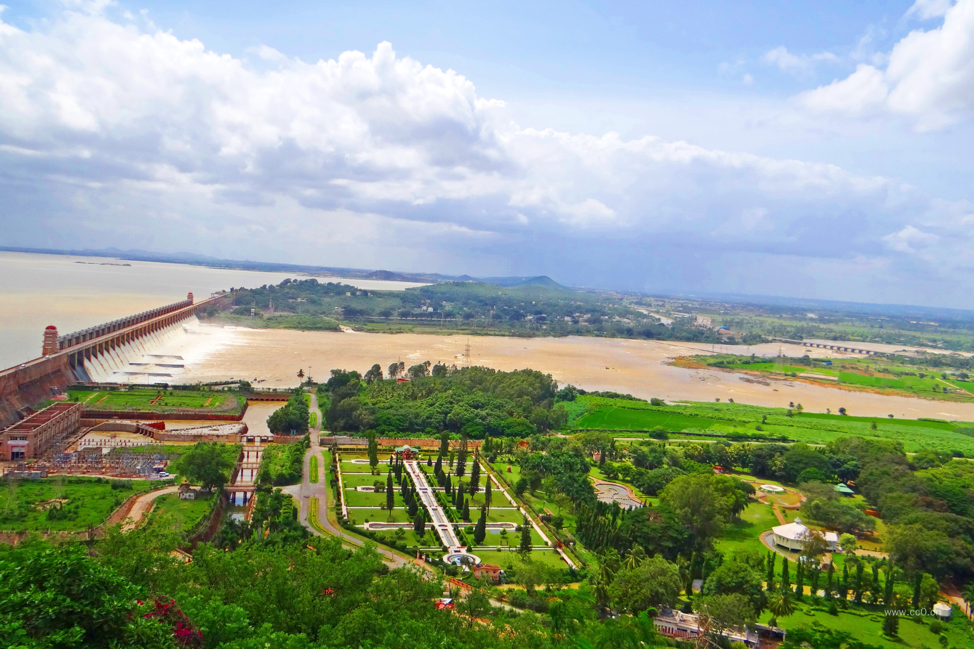 印度拦河大坝泄洪的图片