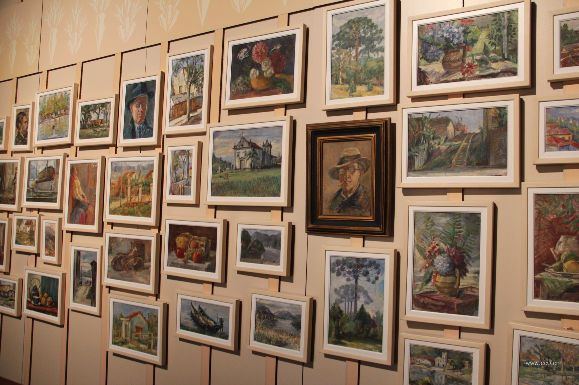 墙壁上展览的油画作品