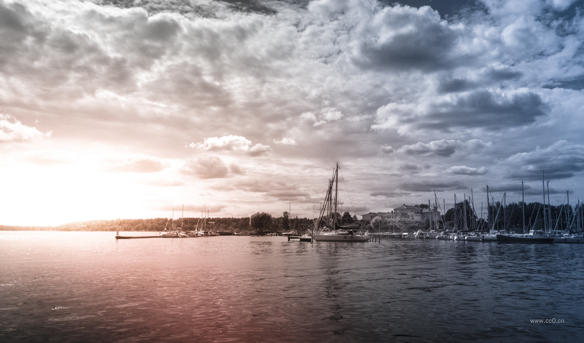 云层与海港的船只