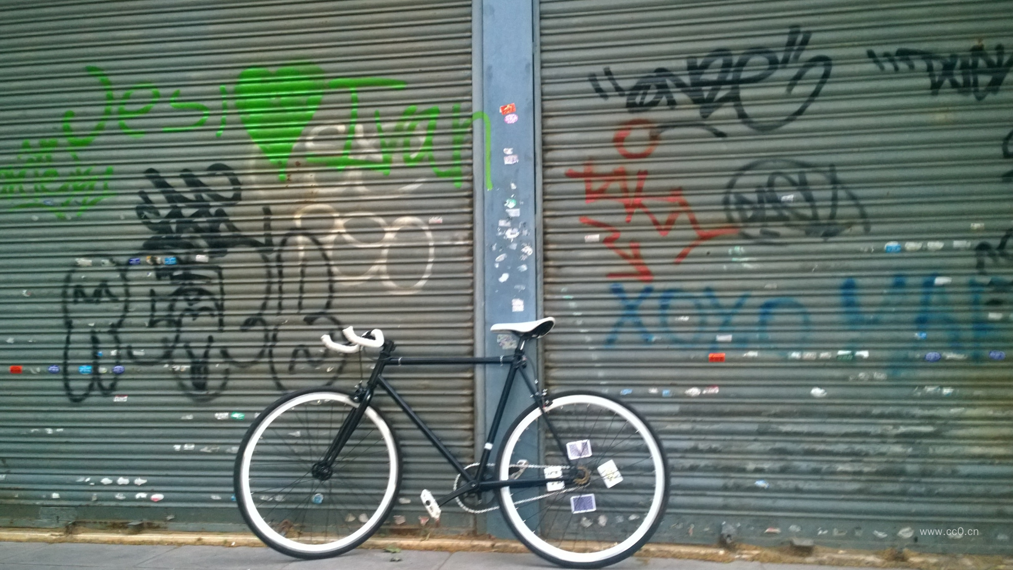 卷闸门与自行车图片