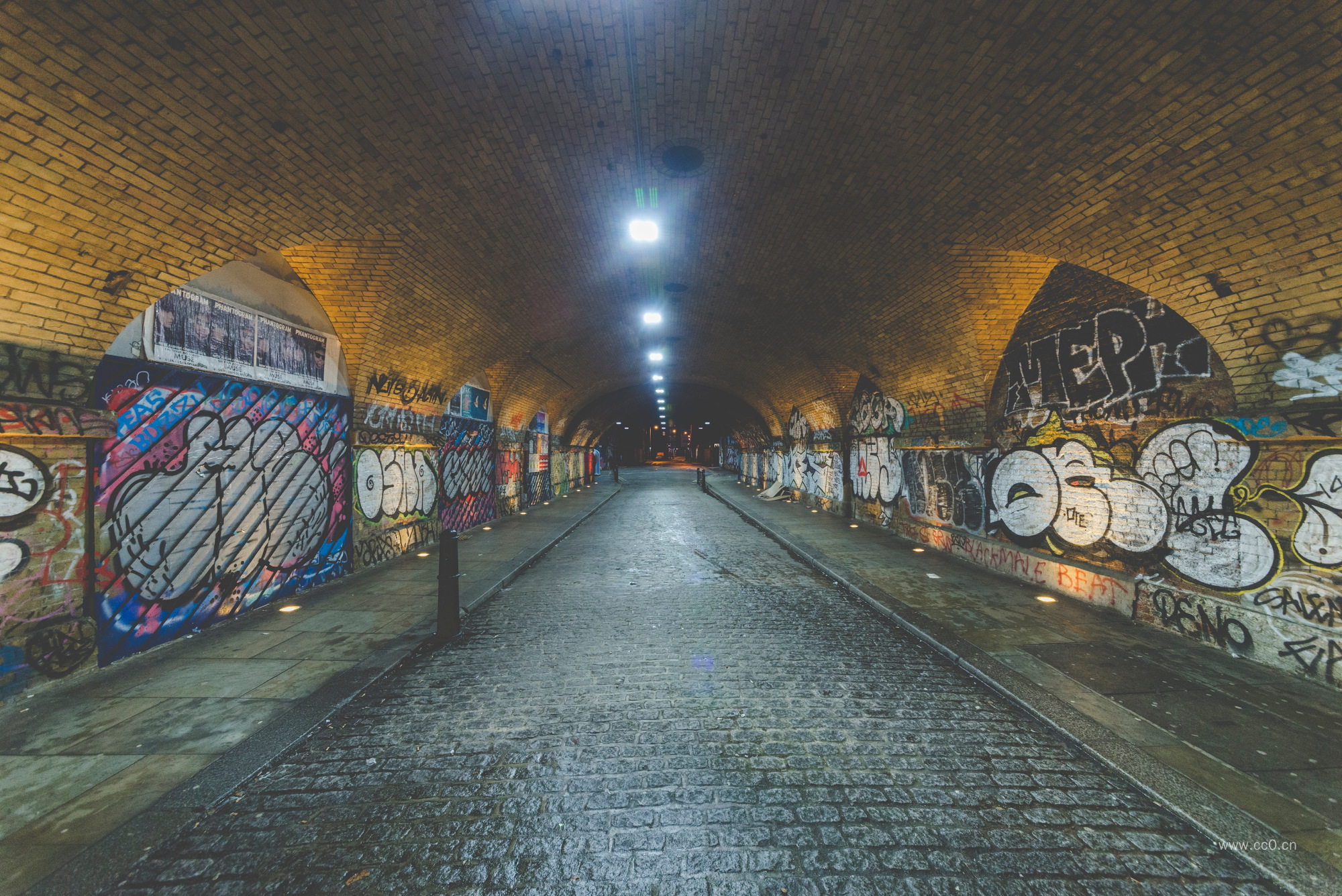 隧道里的涂鸦图片