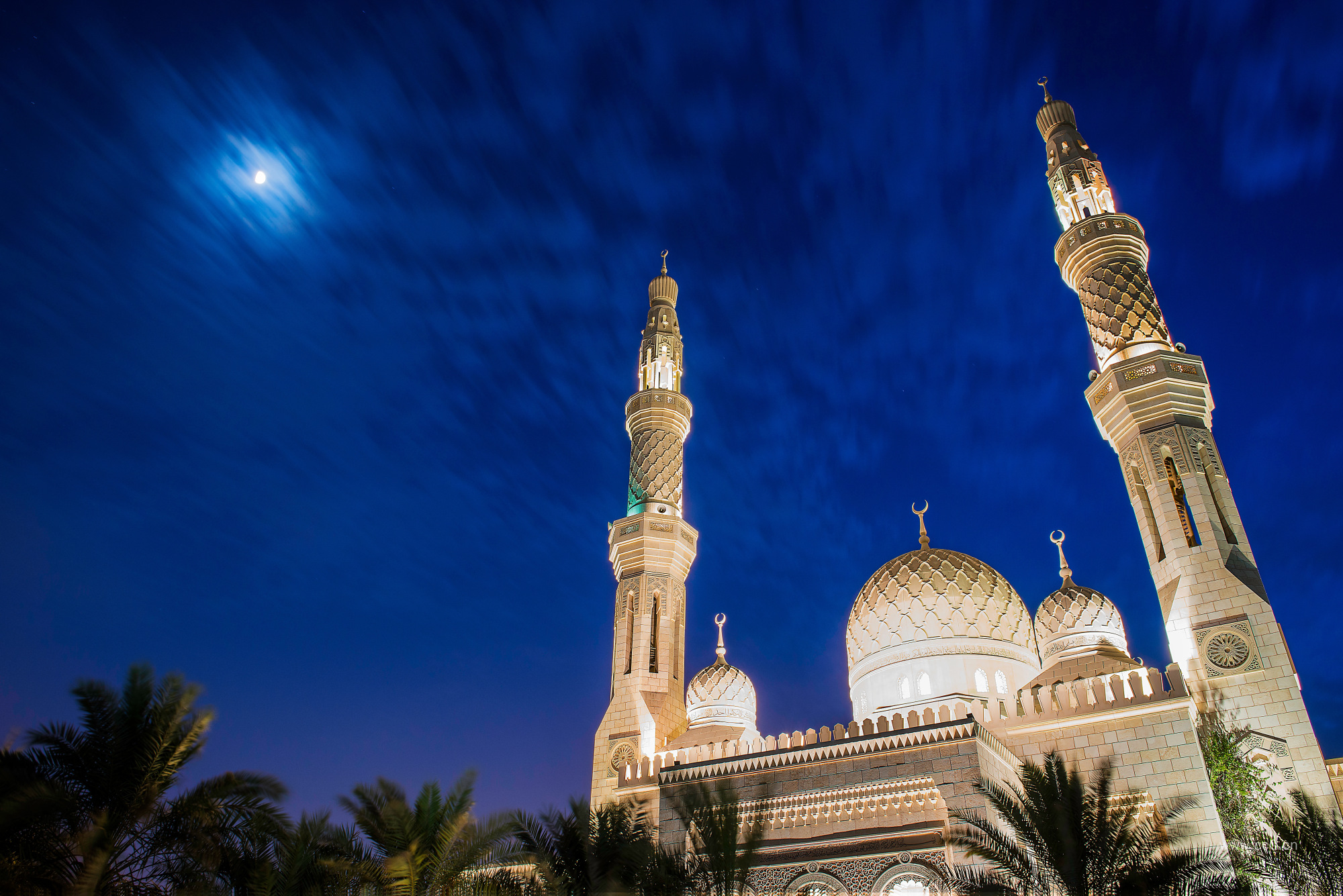 夜晚月光下的清真寺建筑