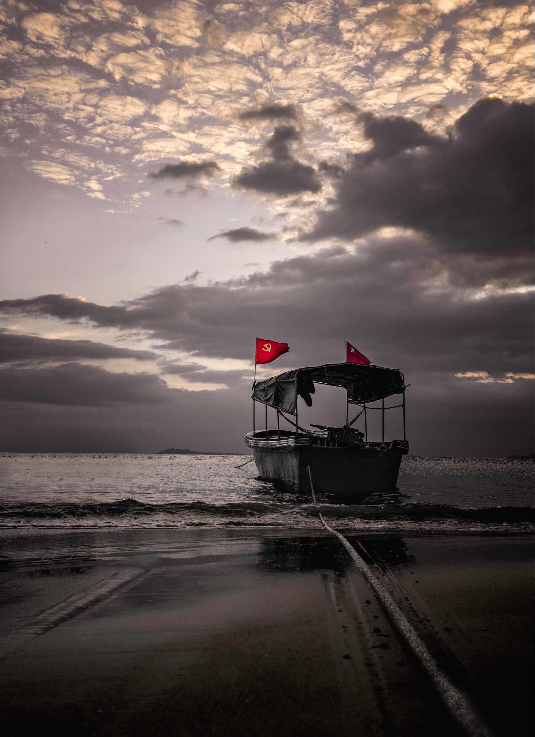 三亚市大东海沙滩渔渔船