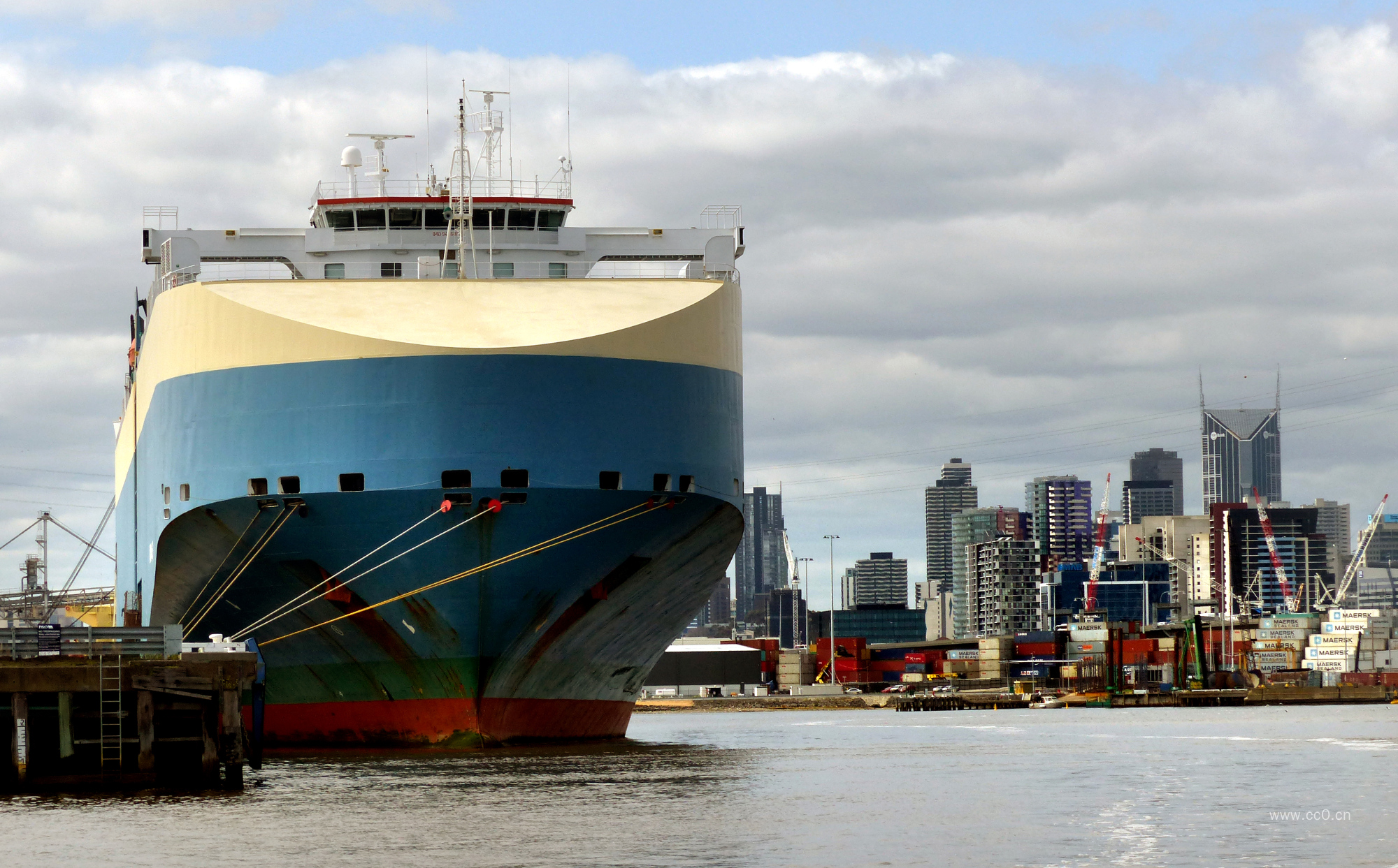 停泊在城市港口的轮船