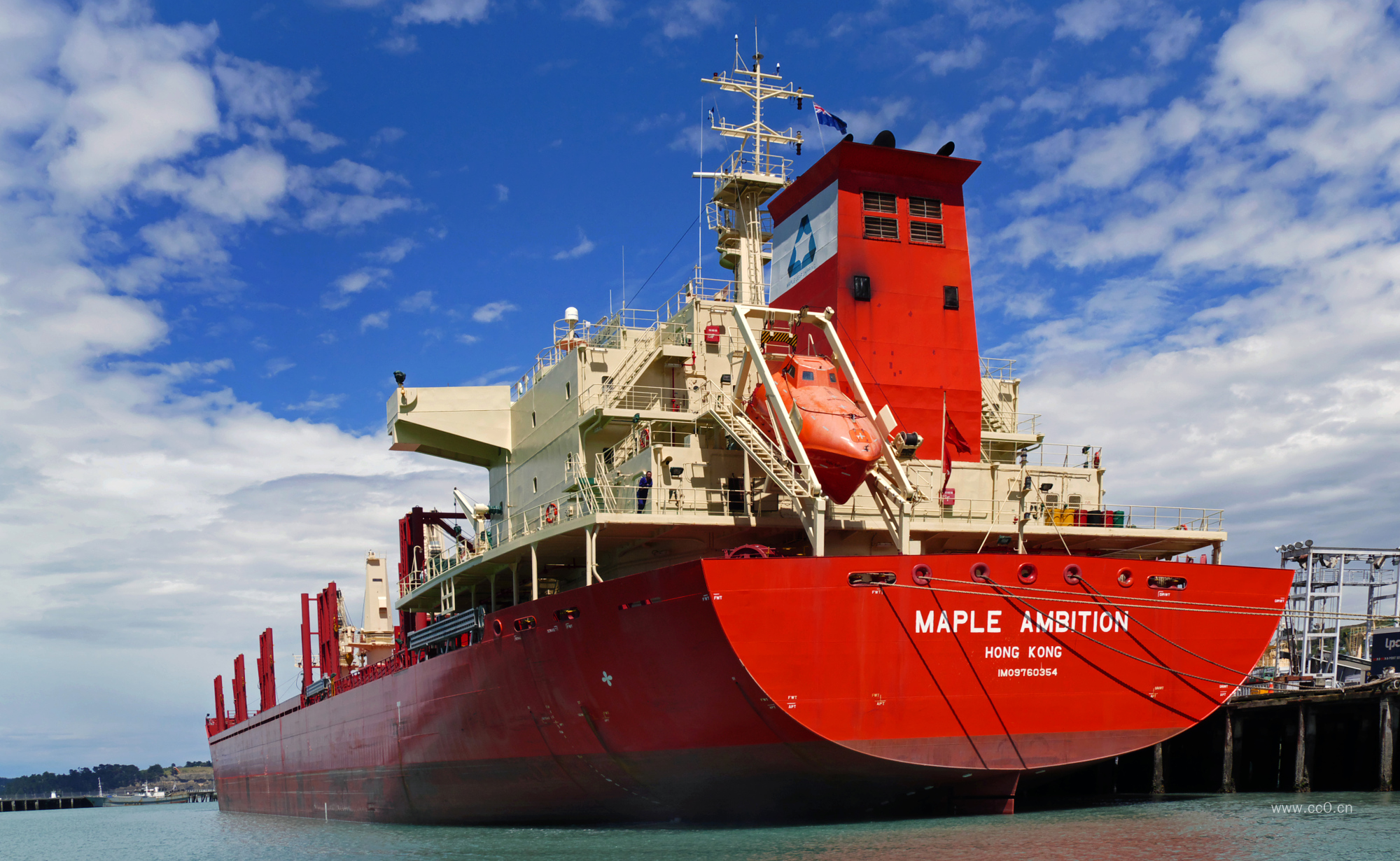 停泊在港口的轮船