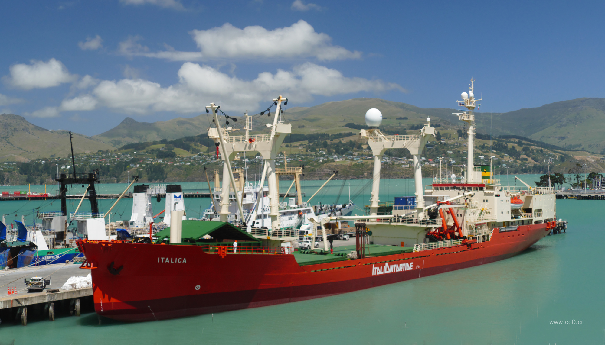 停泊在港口的轮船船舶图片