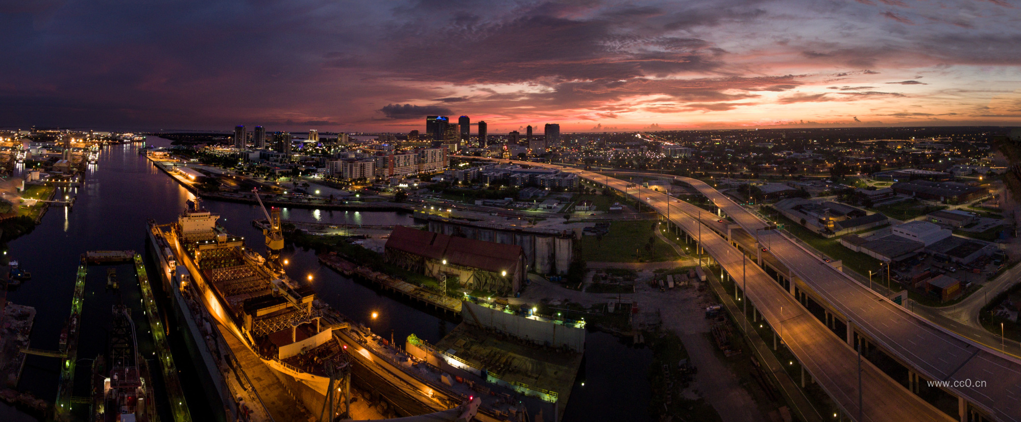 夜幕降临时城市港口的轮船与城市道路