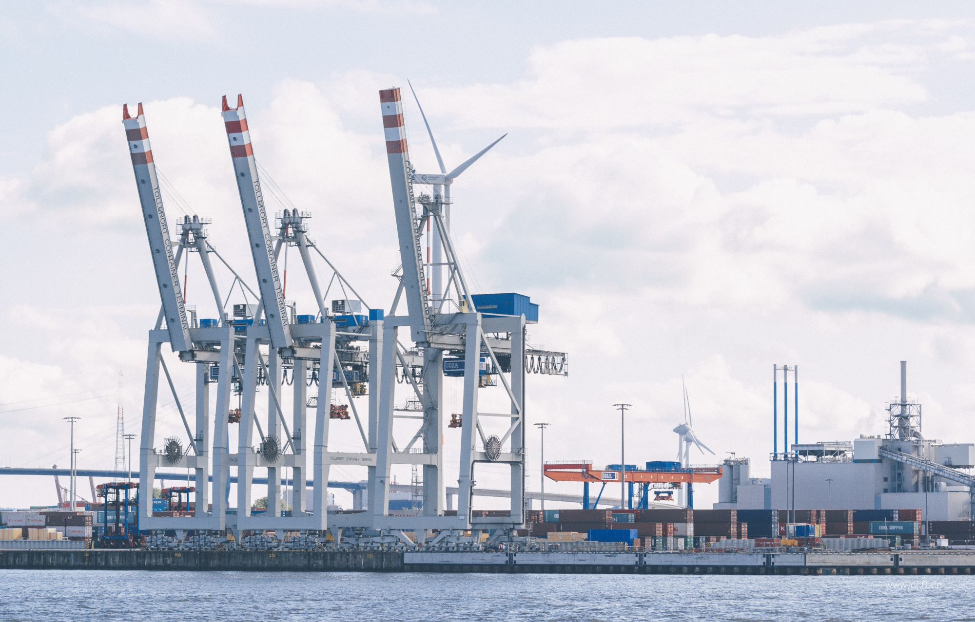 货运码头的起重机