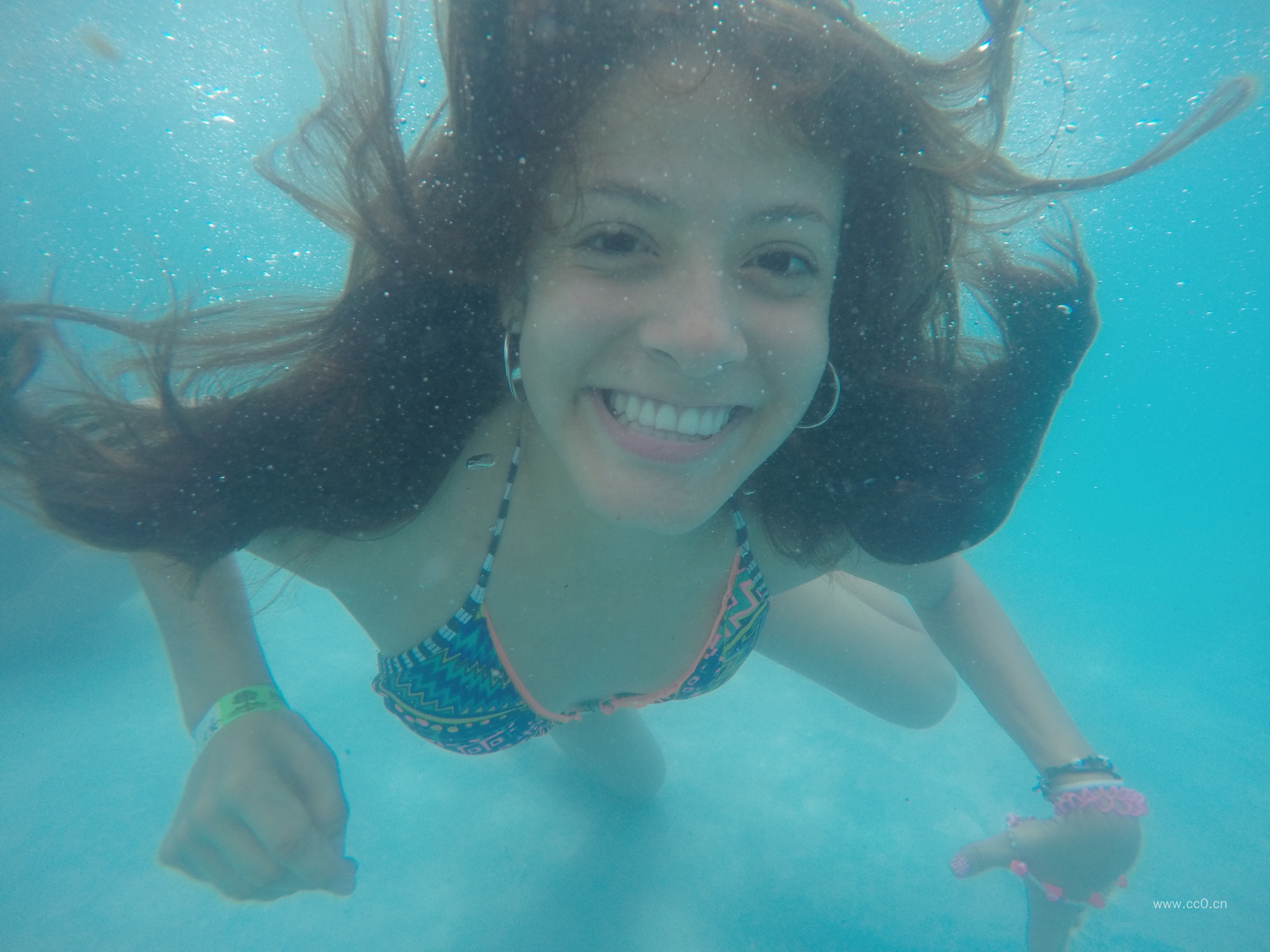 水下潜水微笑的女生人物图片