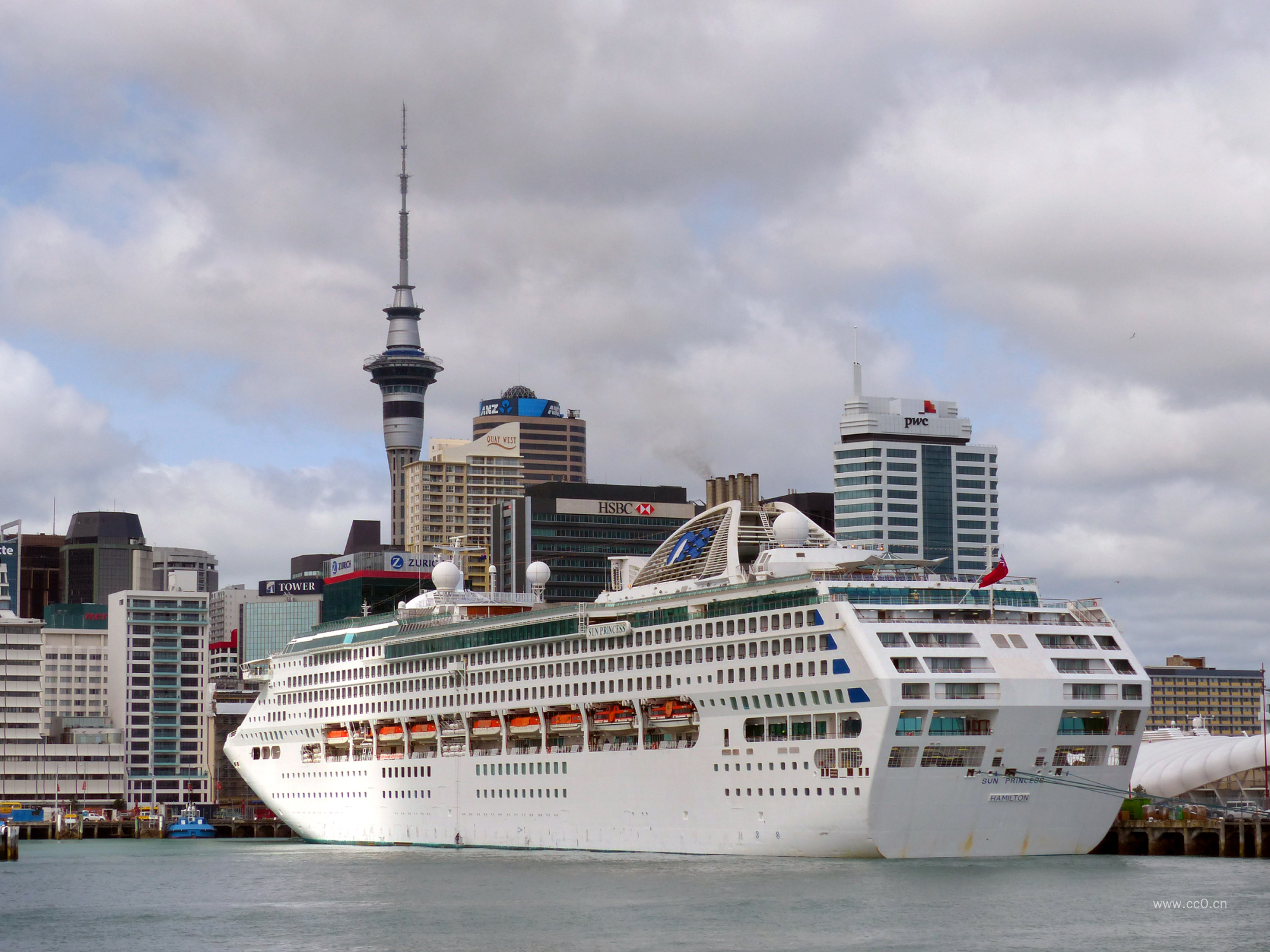 新西兰奥克兰城市码头的游轮图片