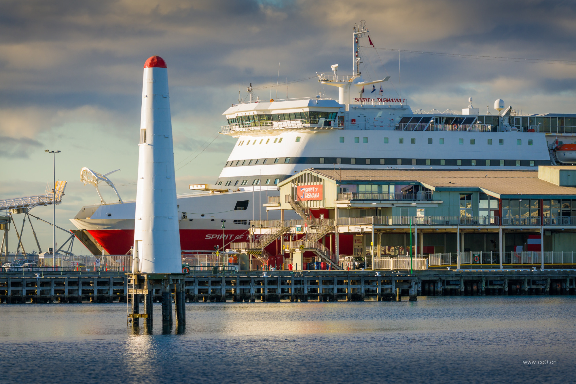 灯塔与游轮图片