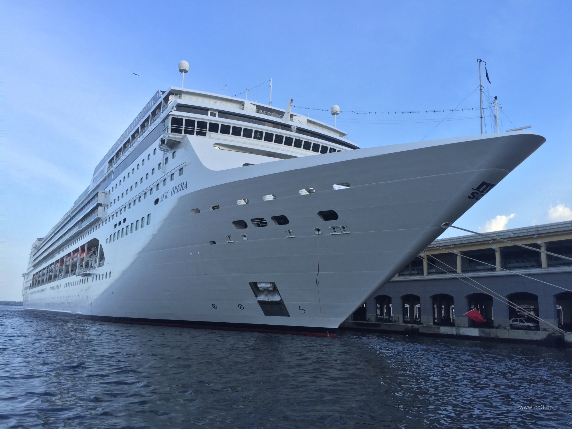 靠岸的游轮图片