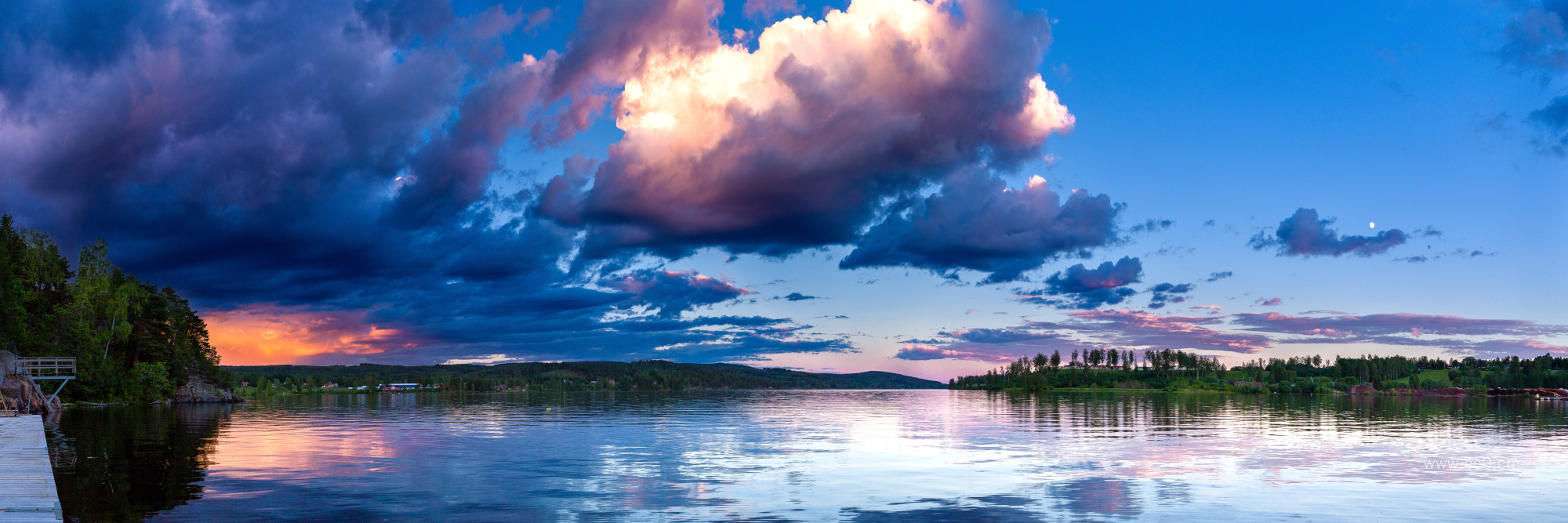天空的积云云层与湖泊图片