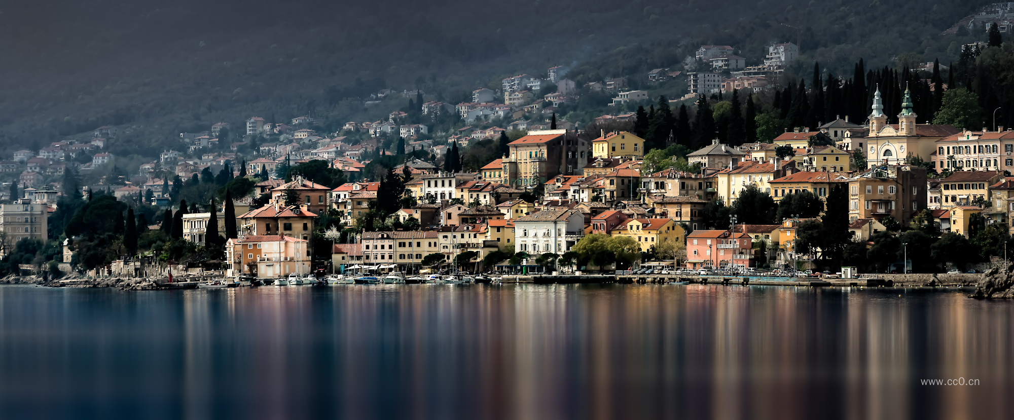 欧洲克罗地亚湖岸的建筑群图片