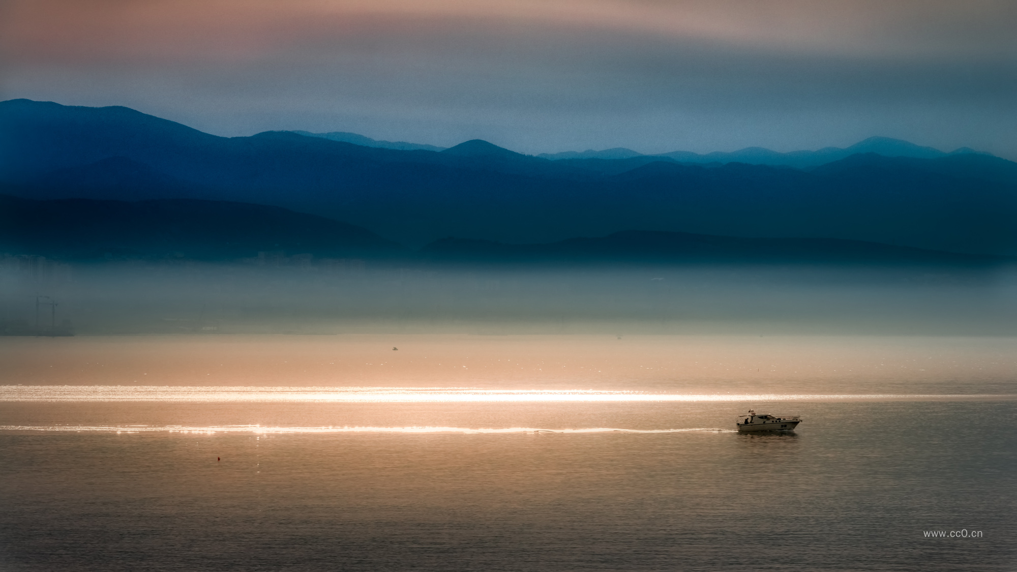 湖泊湖面意境图片