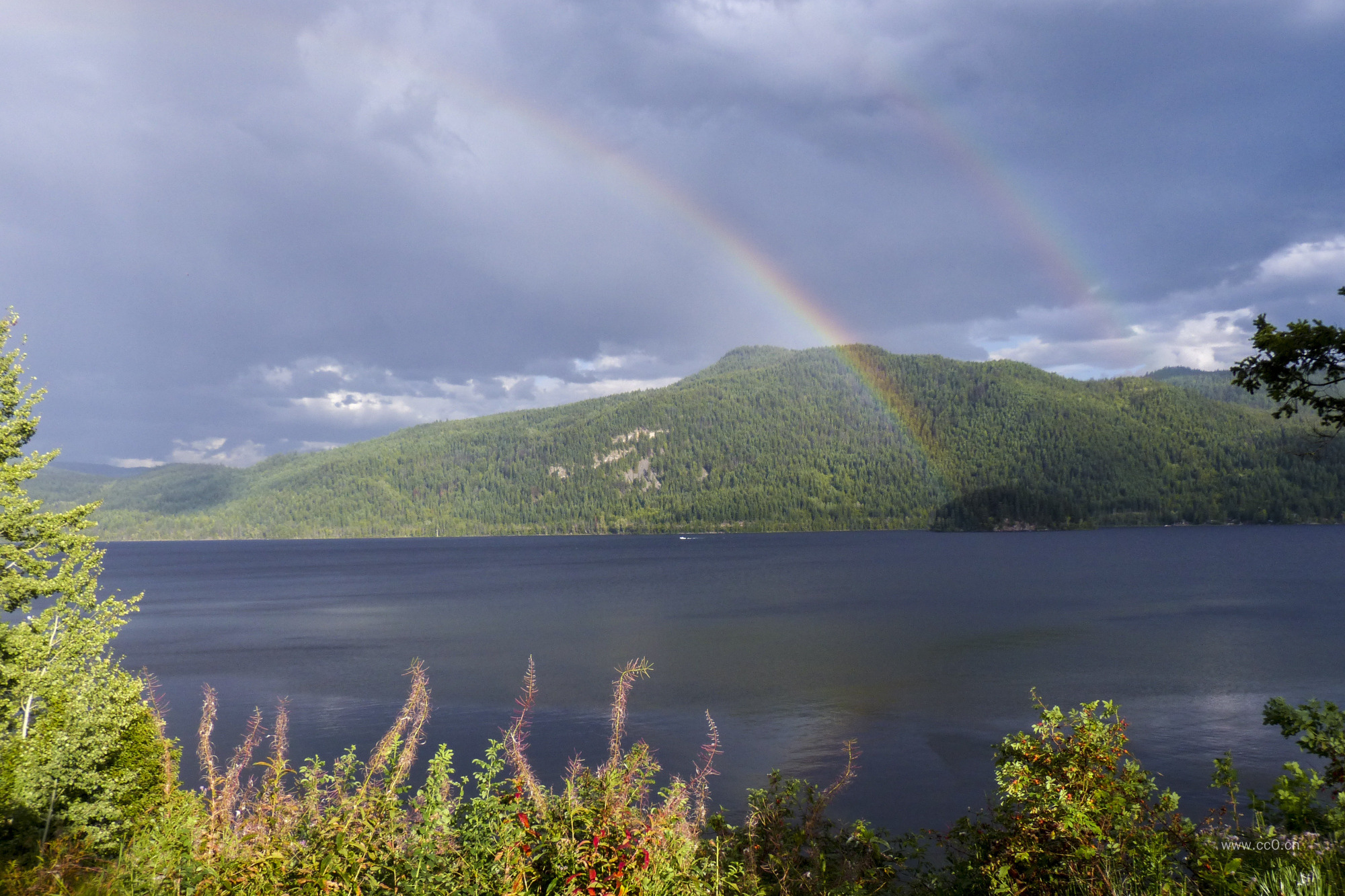 雨后彩虹与湖泊自然风景