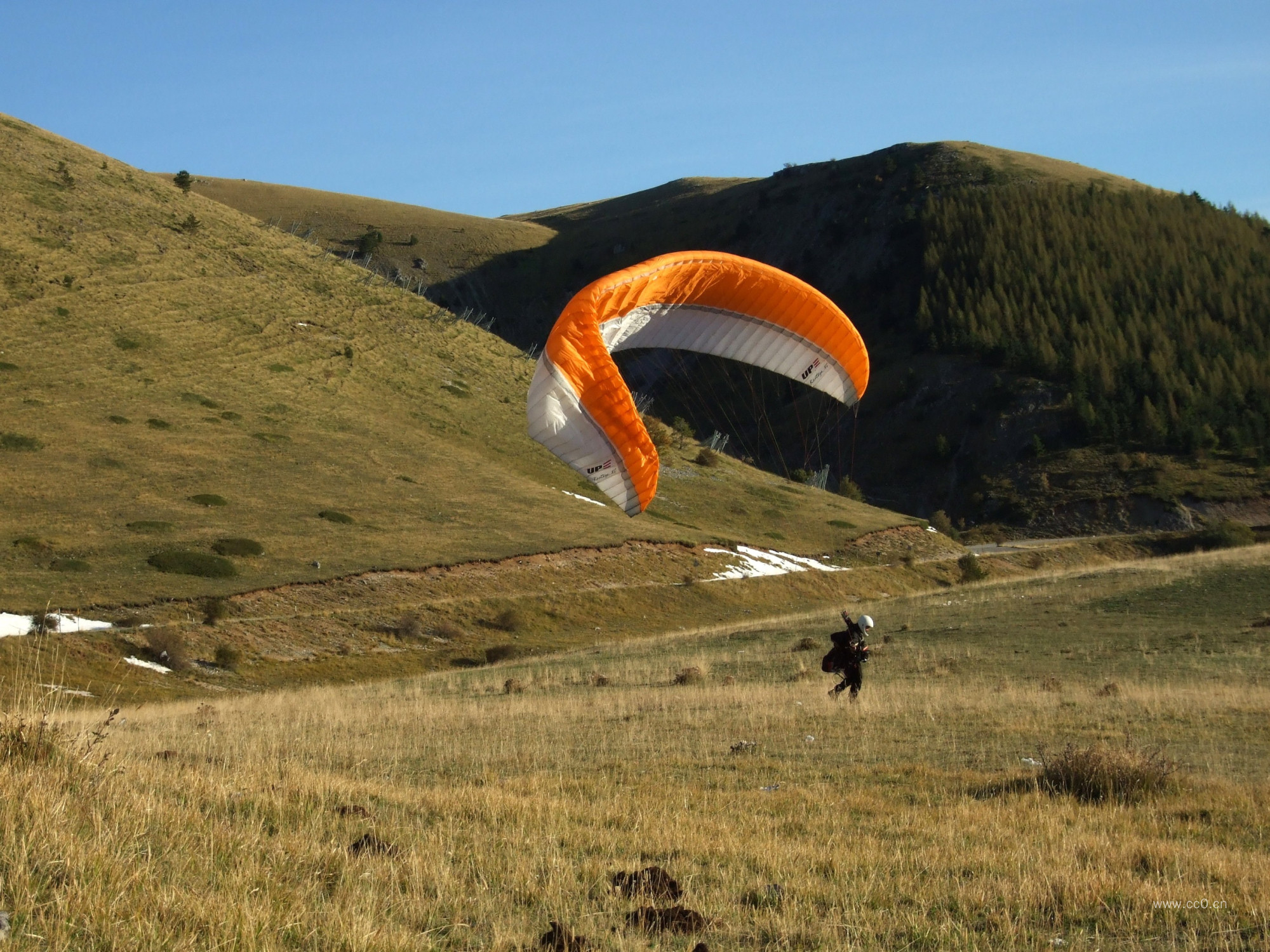 滑翔伞运动着地